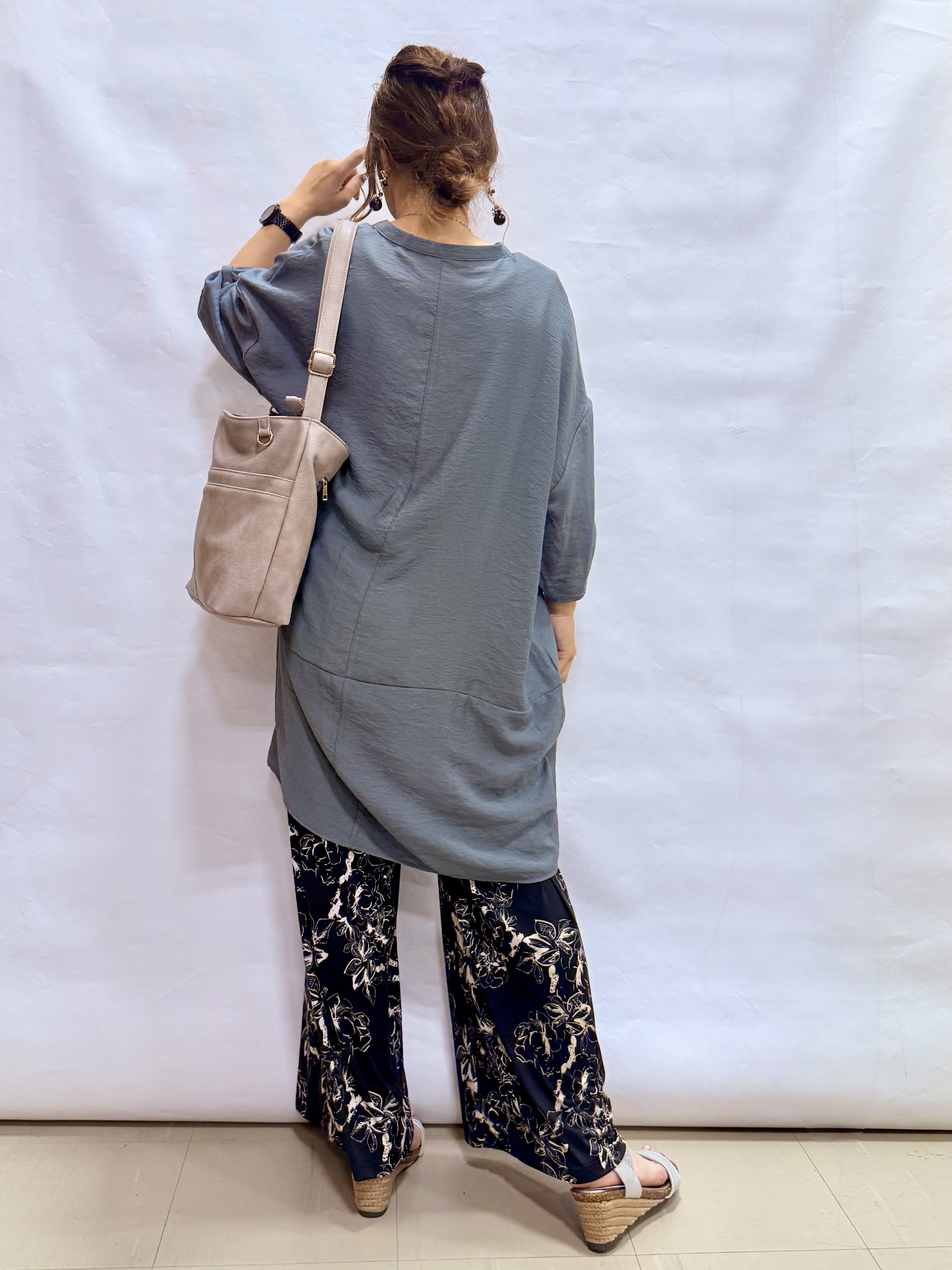 fuuさんの「SHOO･LA･RUE｜【ひんやり/S-LL/洗濯機可】体型カバーにも ゆるっとリラックスチュニック」を使ったコーディネート