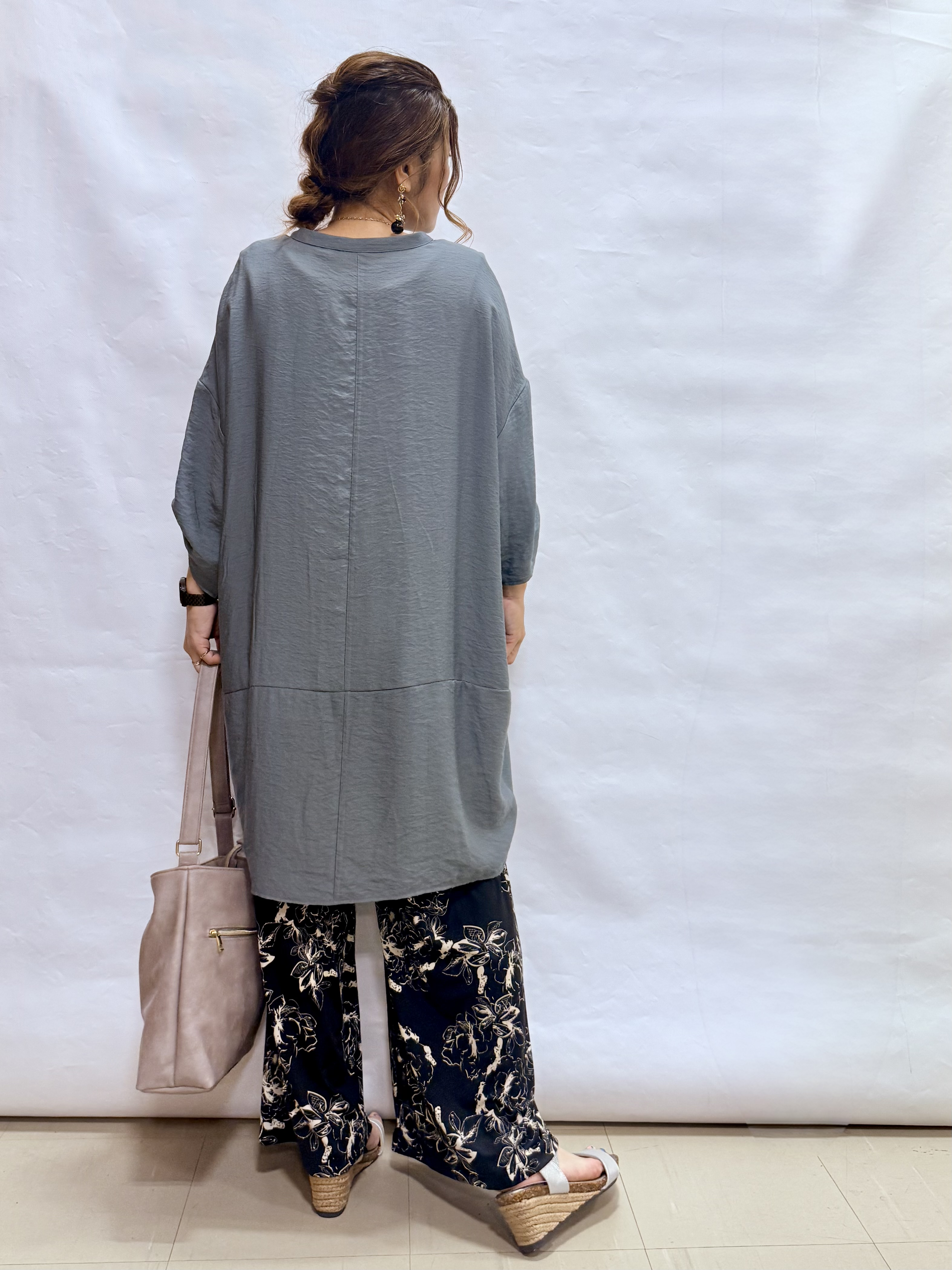 fuuさんの「SHOO･LA･RUE｜【ひんやり/S-LL/洗濯機可】体型カバーにも ゆるっとリラックスチュニック」を使ったコーディネート