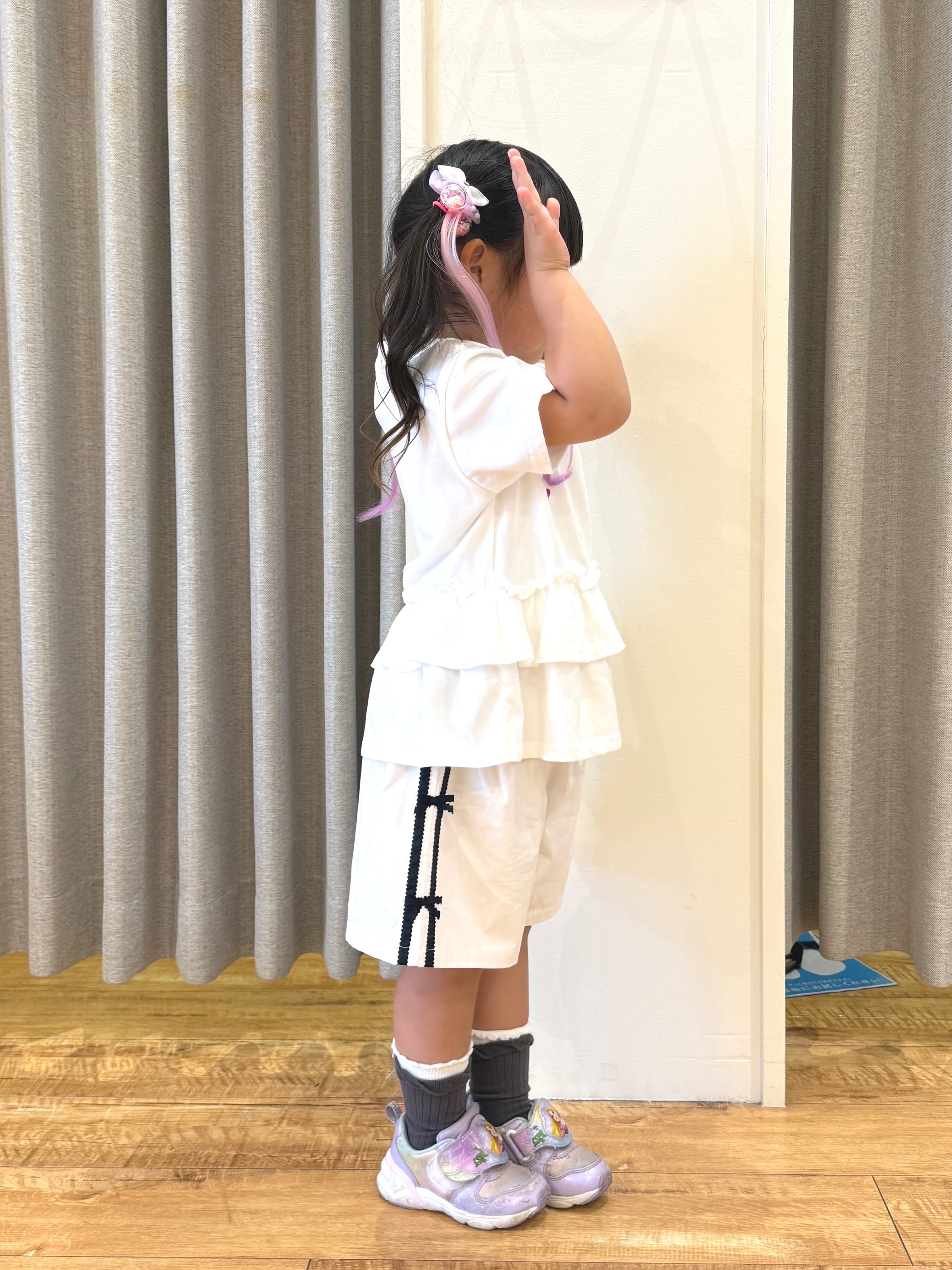 愛さんの「SHOO･LA･RUE｜【100-150cm】裾フリルハート刺繍Tシャツ」を使ったコーディネート