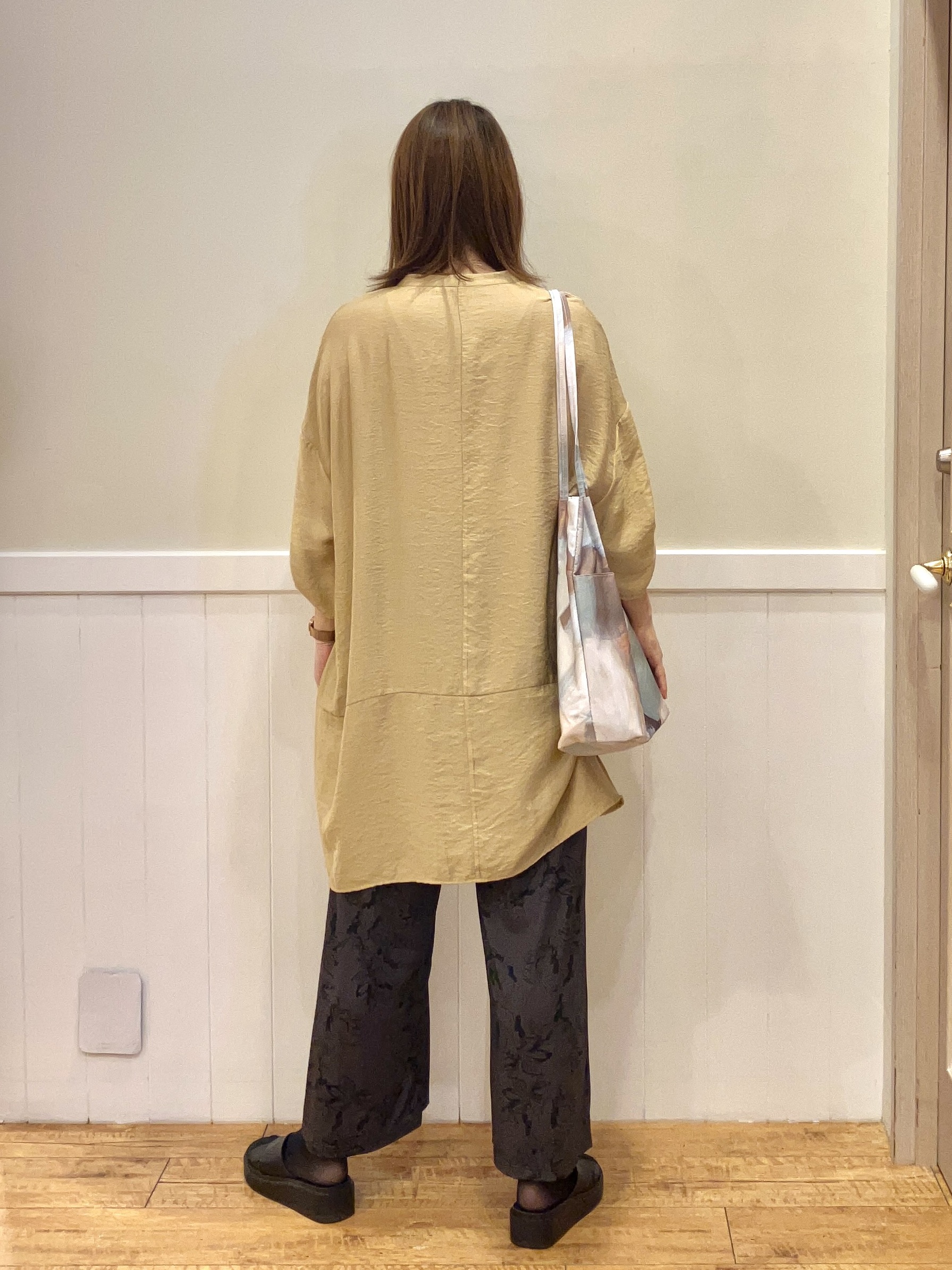 FUJIさんの「SHOO･LA･RUE｜【ひんやり/S-LL/洗濯機可】体型カバーにも ゆるっとリラックスチュニック」を使ったコーディネート