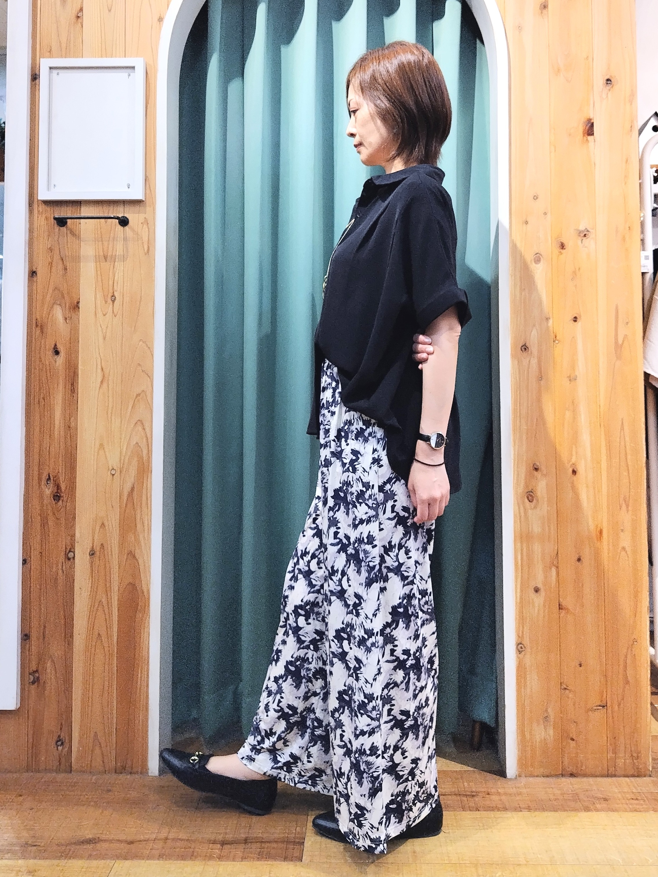ショーコラさんの「SHOO･LA･RUE｜【ひんやり/洗濯後しわになりにくい/S-LL】着るだけでこなれ見え 二の腕も隠せるデザイン半袖シャツ」を使ったコーディネート