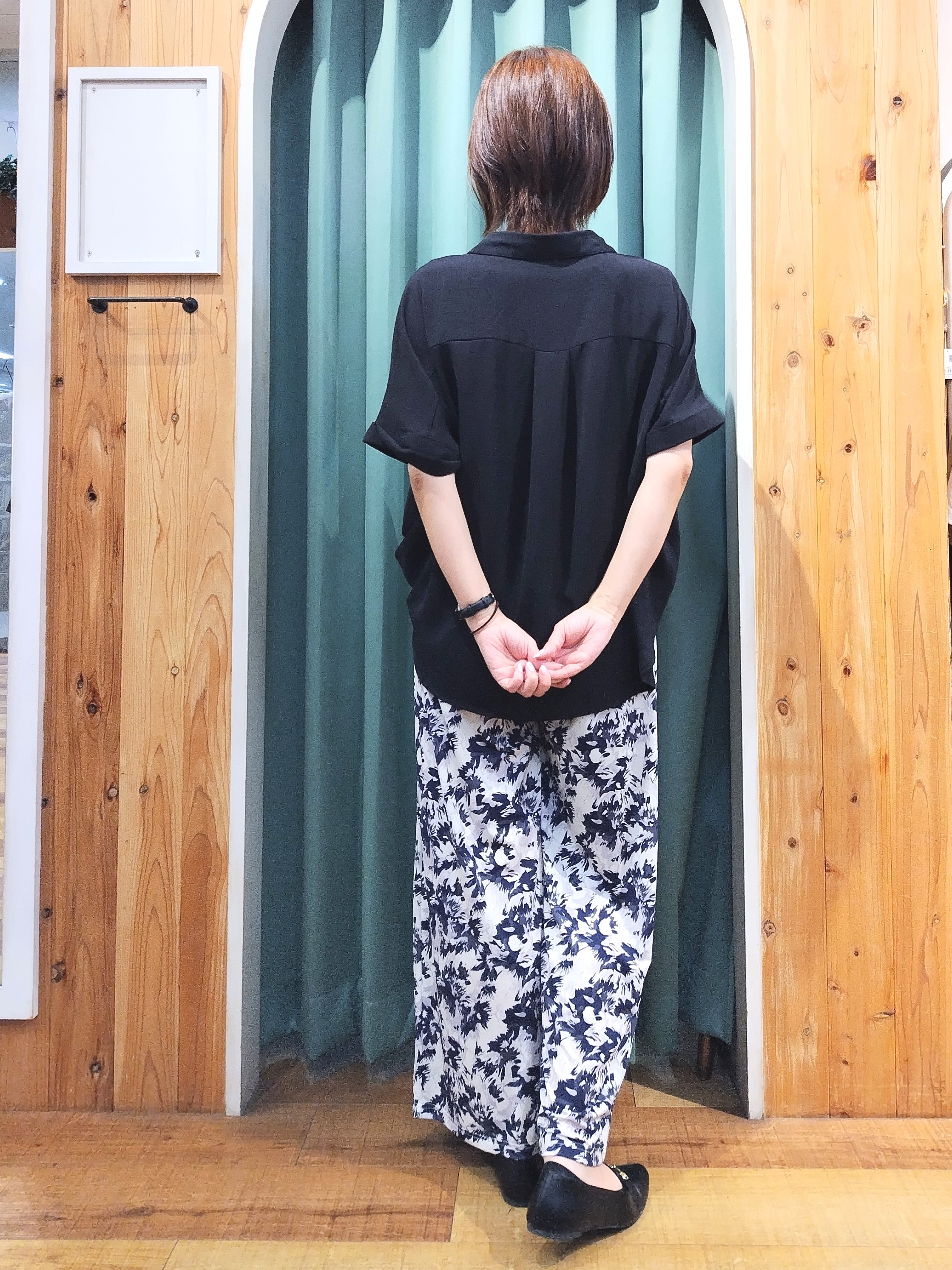 ショーコラさんの「SHOO･LA･RUE｜【ひんやり/洗濯後しわになりにくい/S-LL】着るだけでこなれ見え 二の腕も隠せるデザイン半袖シャツ」を使ったコーディネート
