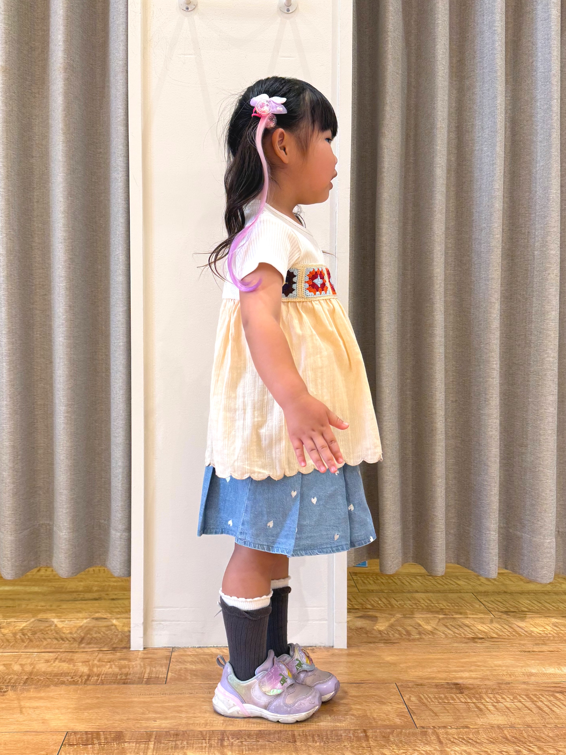 愛さんの「SHOO･LA･RUE｜【100-150cm】クロシェ編みデザインTシャツ」を使ったコーディネート