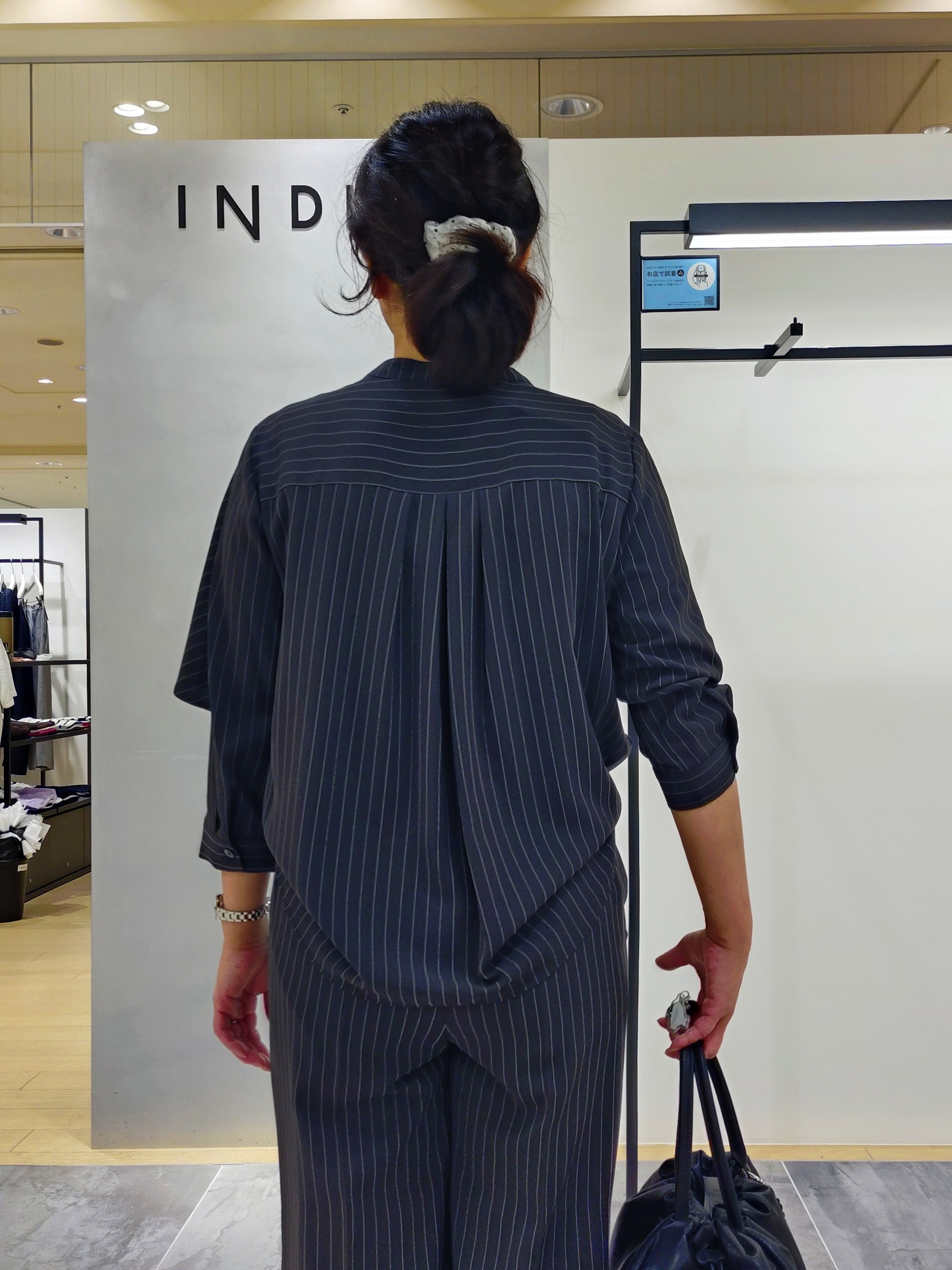 TOMOMIさんの「INDIVI｜【新作登場！着る日傘】 ケープ風ブラウス」を使ったコーディネート