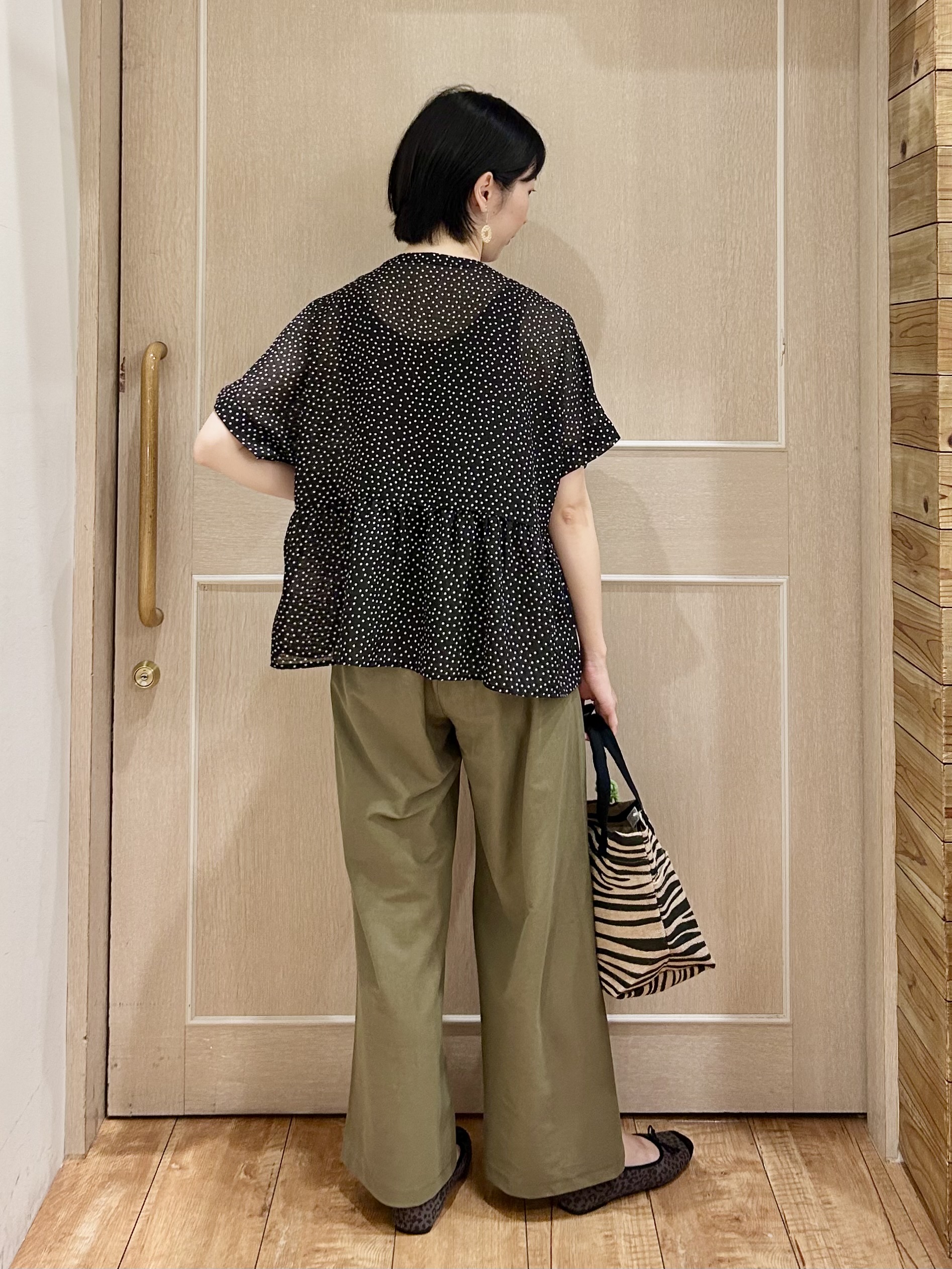 ちぐささんの「SHOO･LA･RUE｜【体型カバー/洗濯機可】二の腕とお腹周りが隠せる シアーペプラムブラウス」を使ったコーディネート