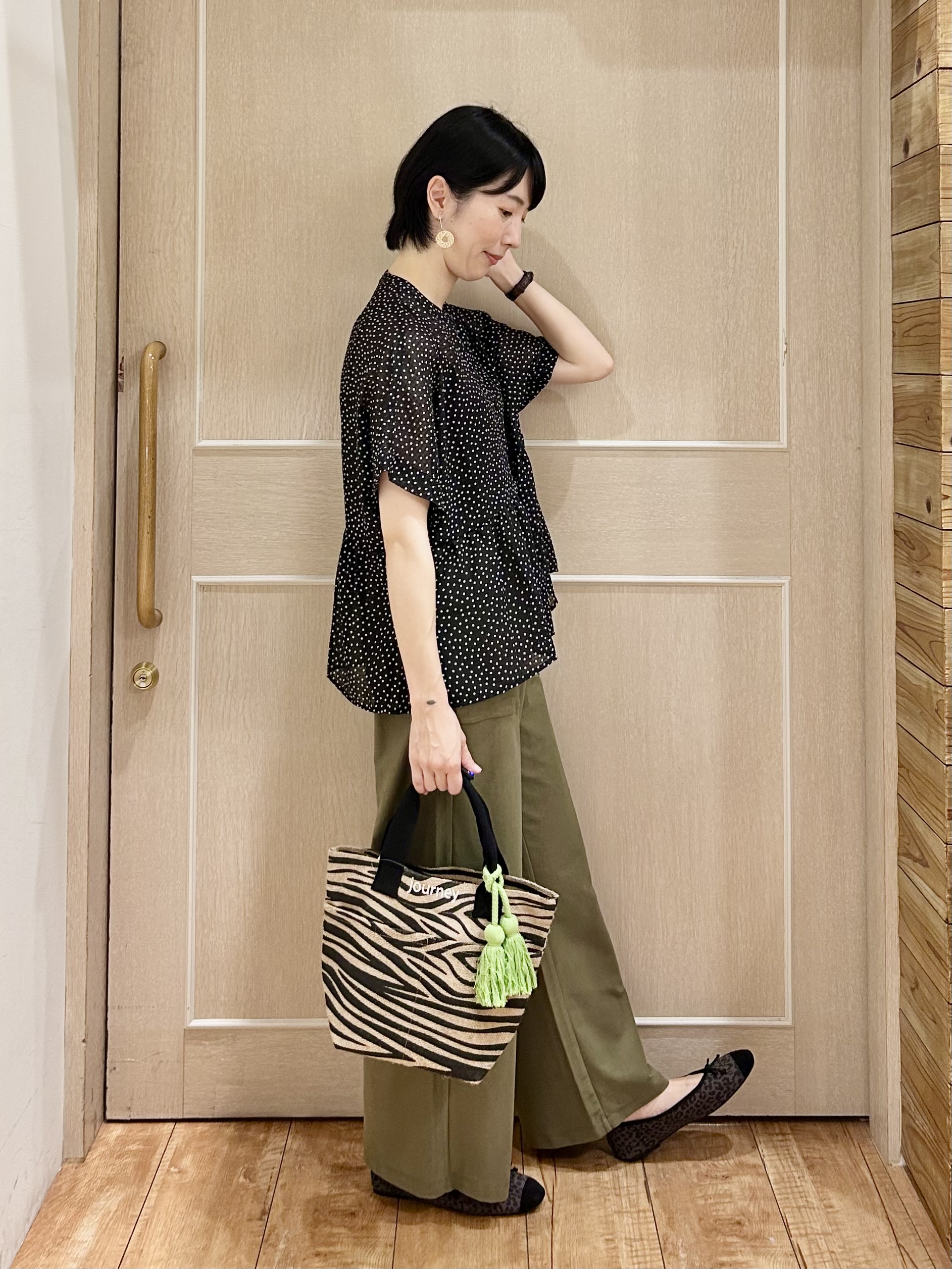 ちぐささんの「SHOO･LA･RUE｜【体型カバー/洗濯機可】二の腕とお腹周りが隠せる シアーペプラムブラウス」を使ったコーディネート