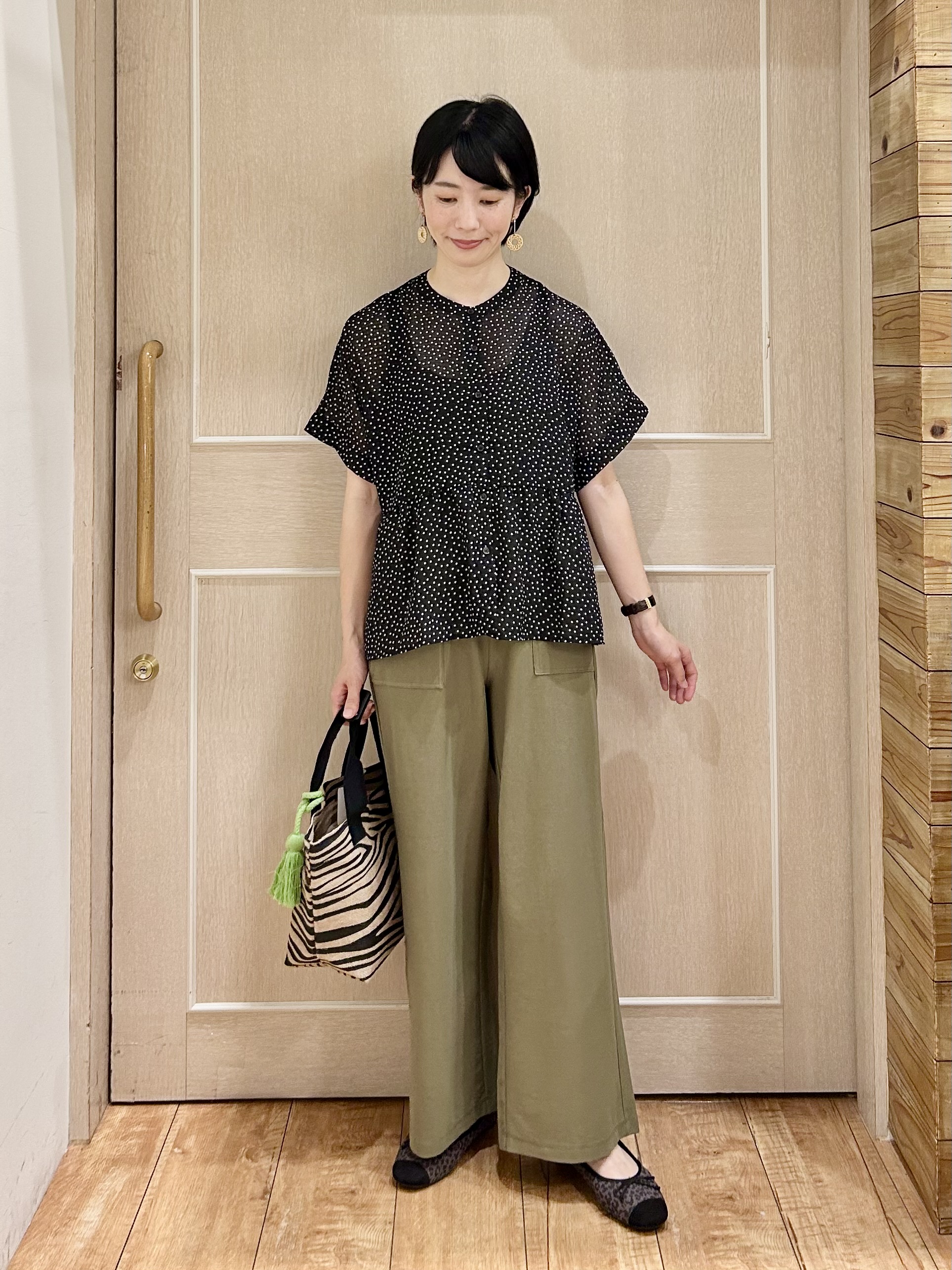 ちぐささんの「SHOO･LA･RUE｜【体型カバー/洗濯機可】二の腕とお腹周りが隠せる シアーペプラムブラウス」を使ったコーディネート