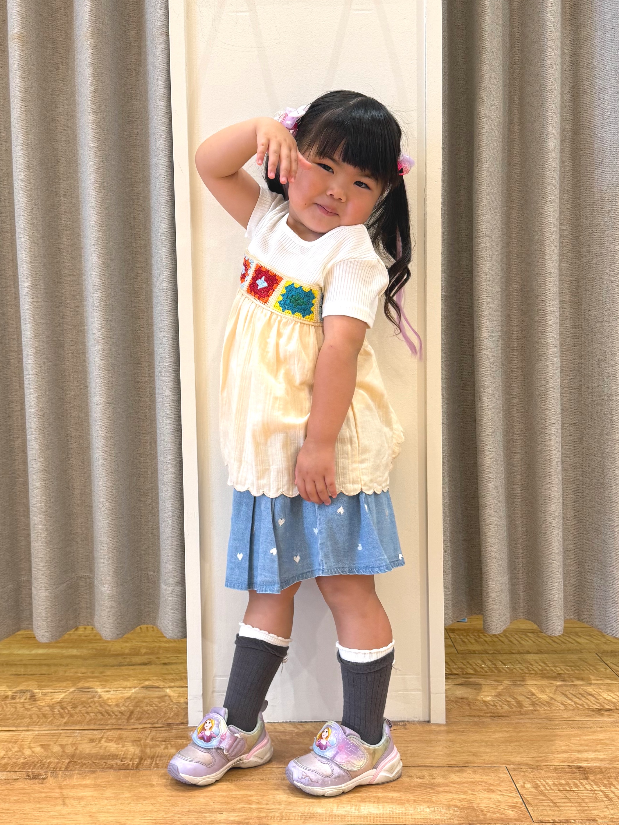 愛さんの「SHOO･LA･RUE｜【100-150cm】クロシェ編みデザインTシャツ」を使ったコーディネート