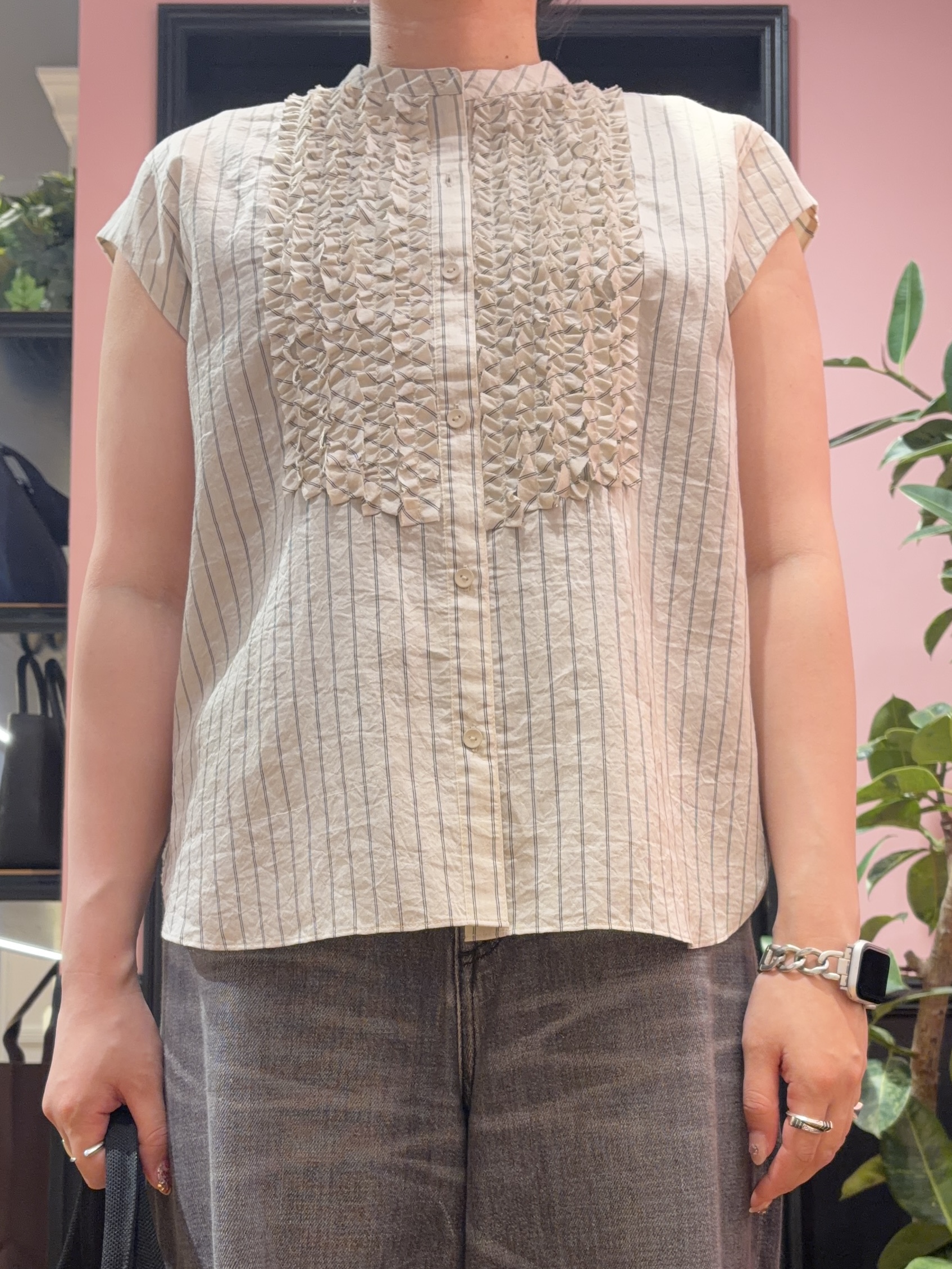 SAKAIさんの「DRESSTERIOR｜ストライプフレンチスリーブフリルブラウス」を使ったコーディネート