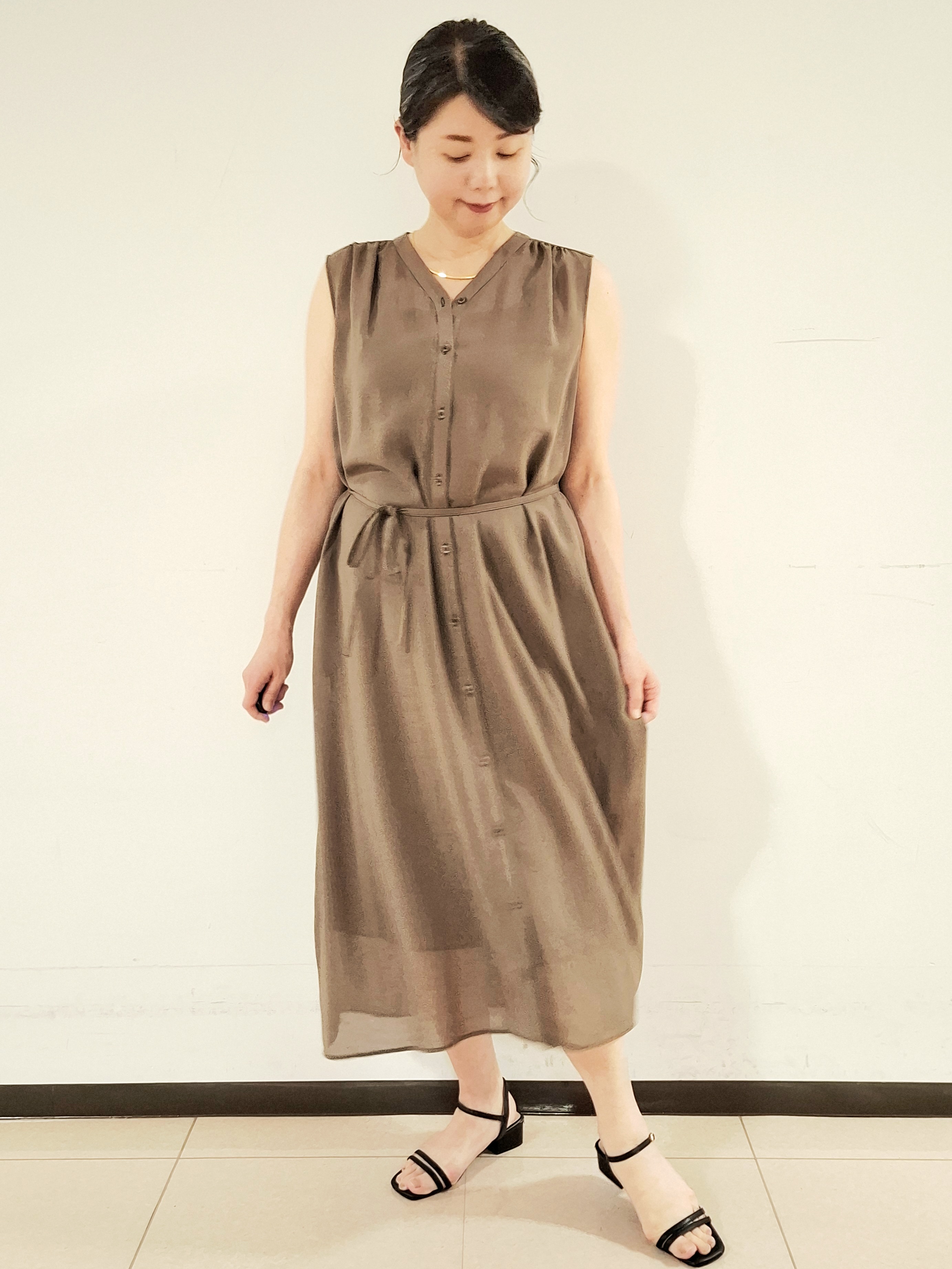 ねぎさんの「UNTITLED｜【通気性/前開きボタン】シアーVネックワンピース」を使ったコーディネート