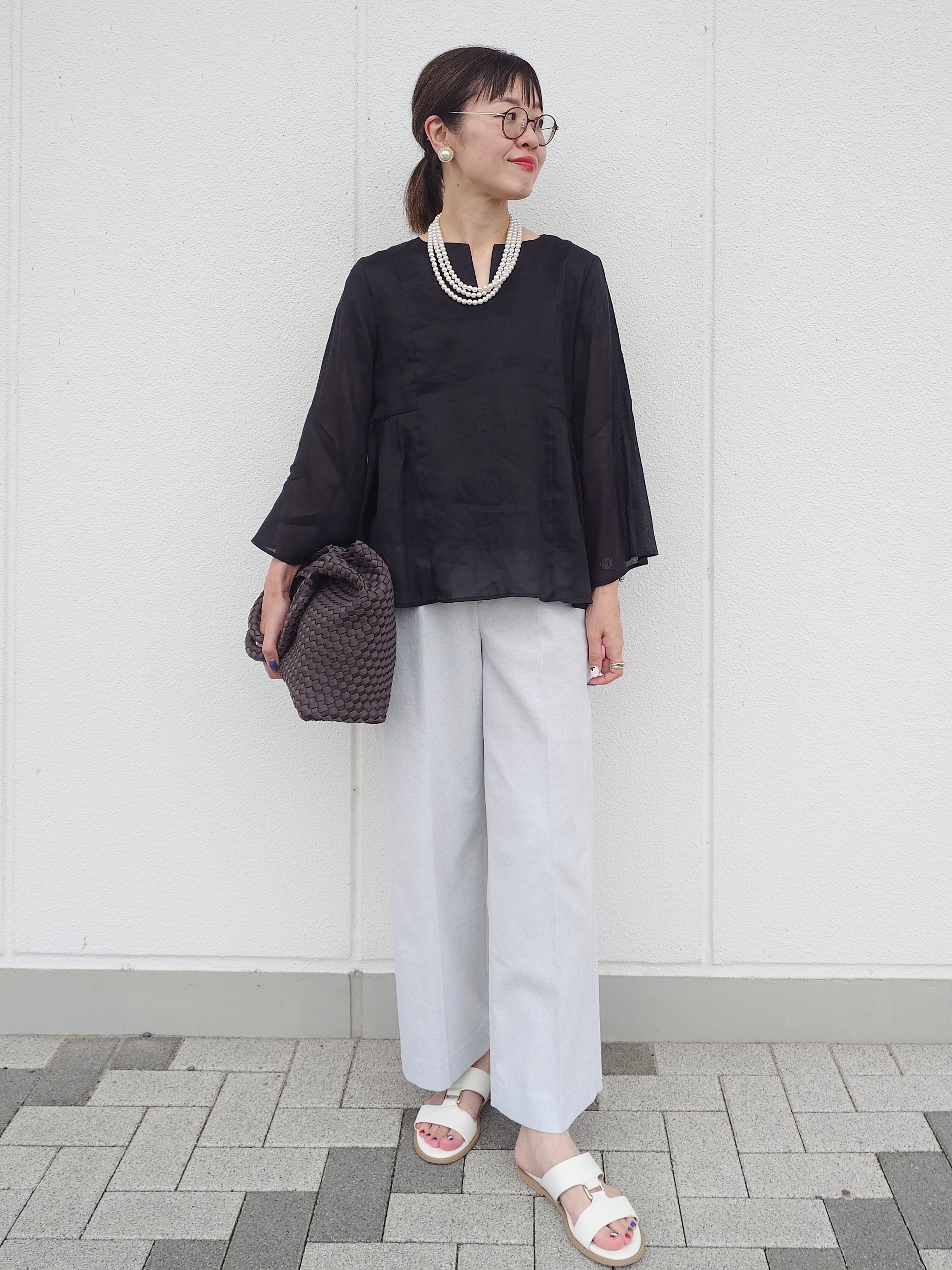 MUTSUKOさんの「UNTITLED｜【接触冷感/麻混/洗える】ドライタッチキーネックブラウス」を使ったコーディネート