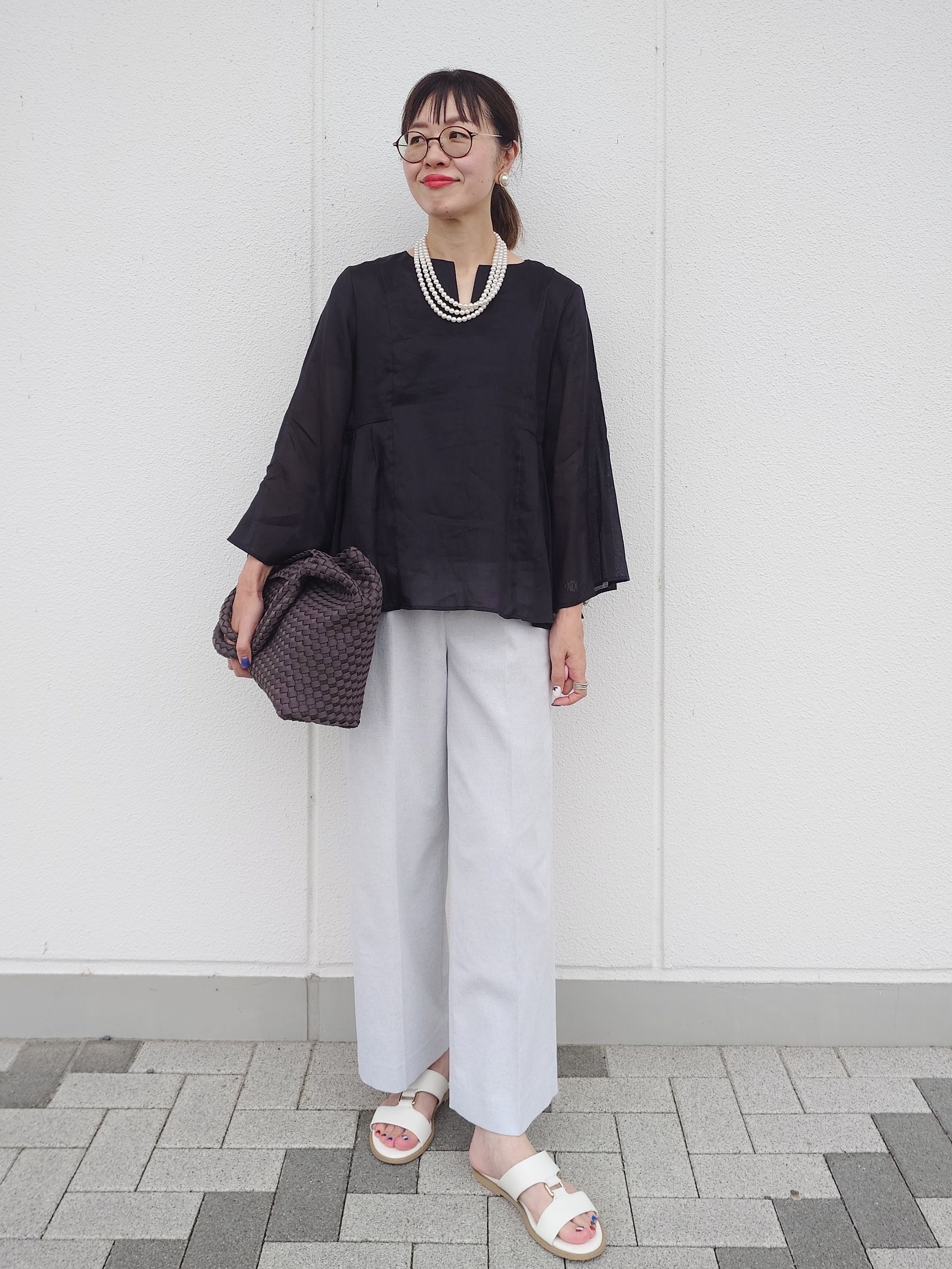 MUTSUKOさんの「UNTITLED｜【接触冷感/麻混/洗える】ドライタッチキーネックブラウス」を使ったコーディネート