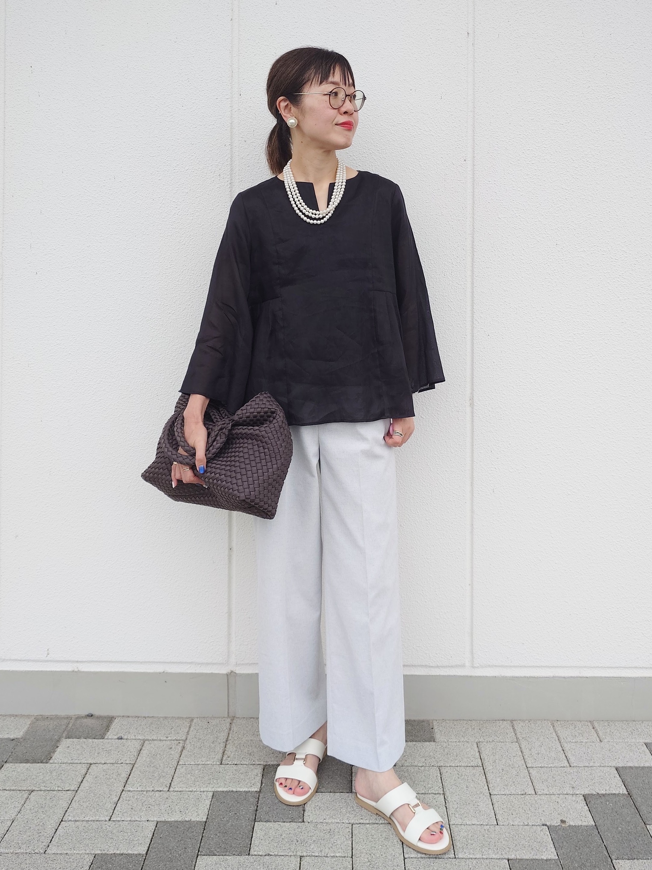 MUTSUKOさんの「UNTITLED｜【接触冷感/麻混/洗える】ドライタッチキーネックブラウス」を使ったコーディネート
