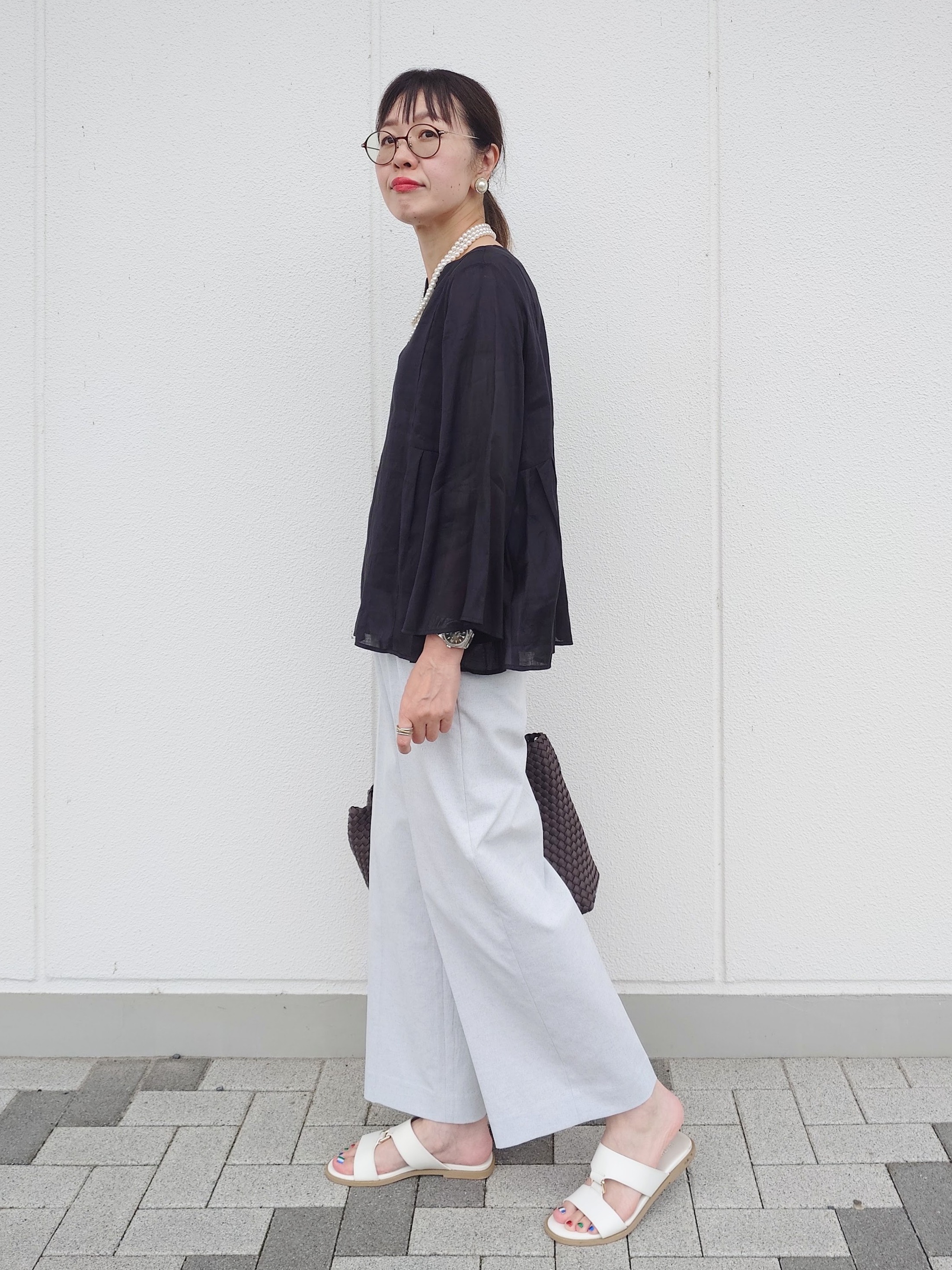 MUTSUKOさんの「UNTITLED｜【接触冷感/麻混/洗える】ドライタッチキーネックブラウス」を使ったコーディネート