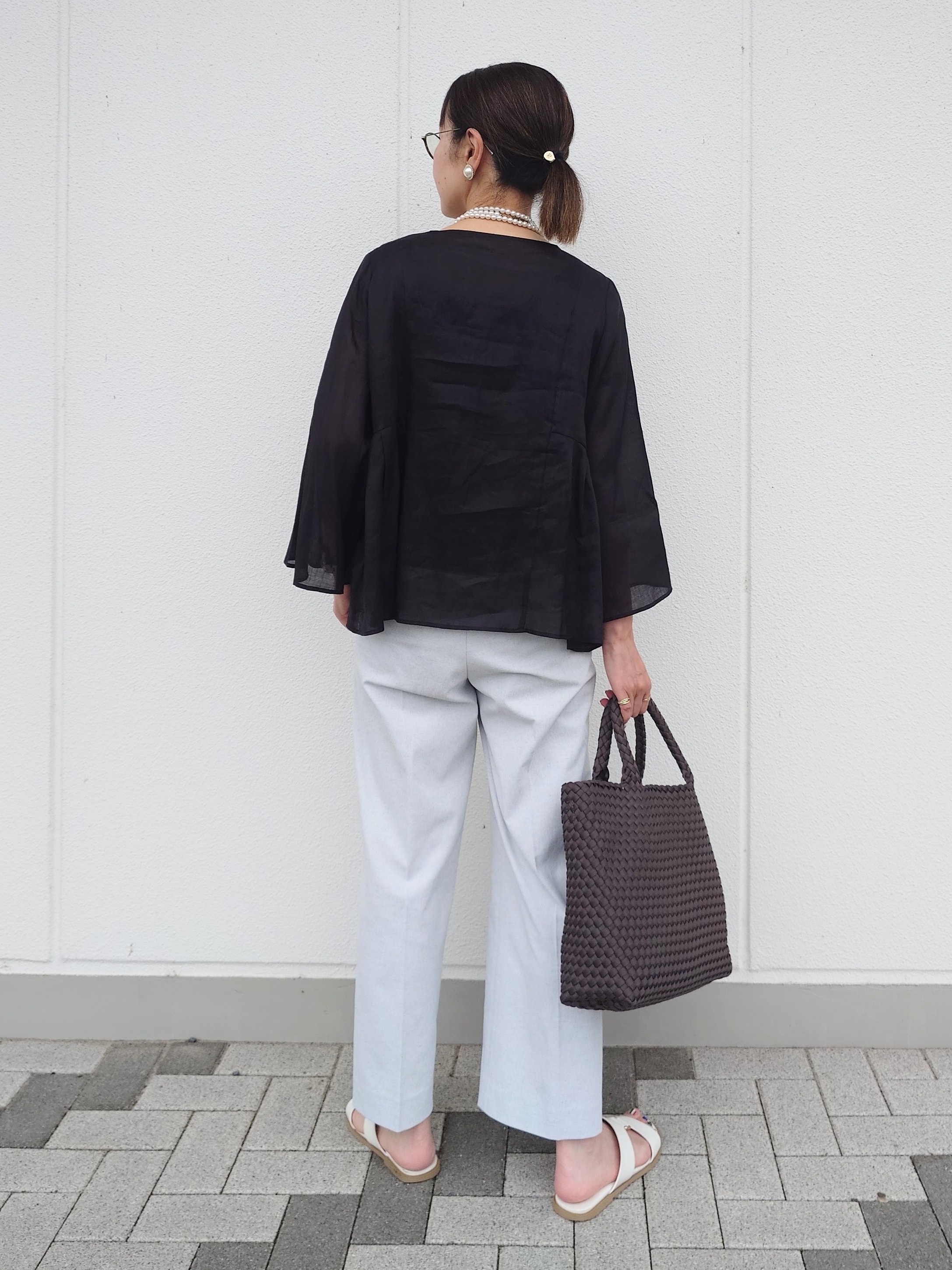 MUTSUKOさんの「UNTITLED｜【接触冷感/麻混/洗える】ドライタッチキーネックブラウス」を使ったコーディネート