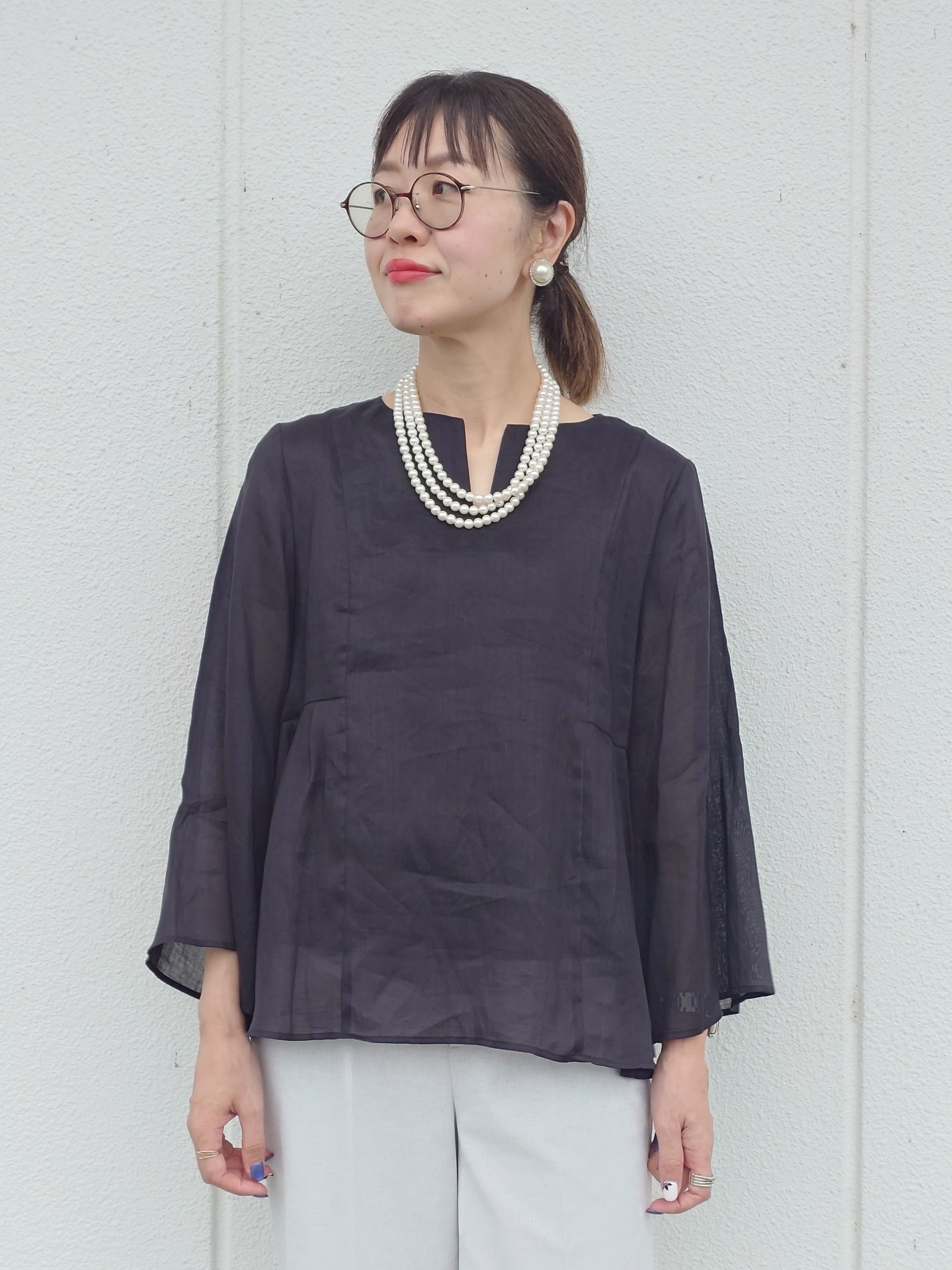 MUTSUKOさんの「UNTITLED｜【接触冷感/麻混/洗える】ドライタッチキーネックブラウス」を使ったコーディネート