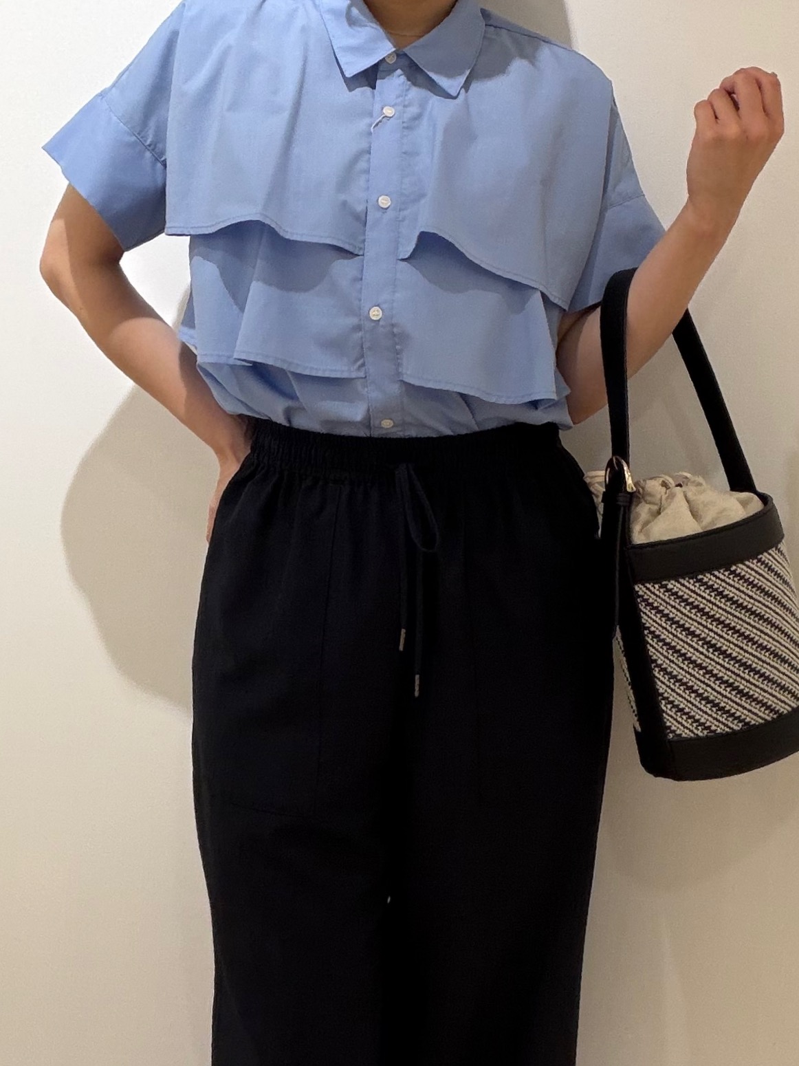 秦美里さんの「Dessin｜【マシンウォッシャブル】ダブルフリルブラウス」を使ったコーディネート