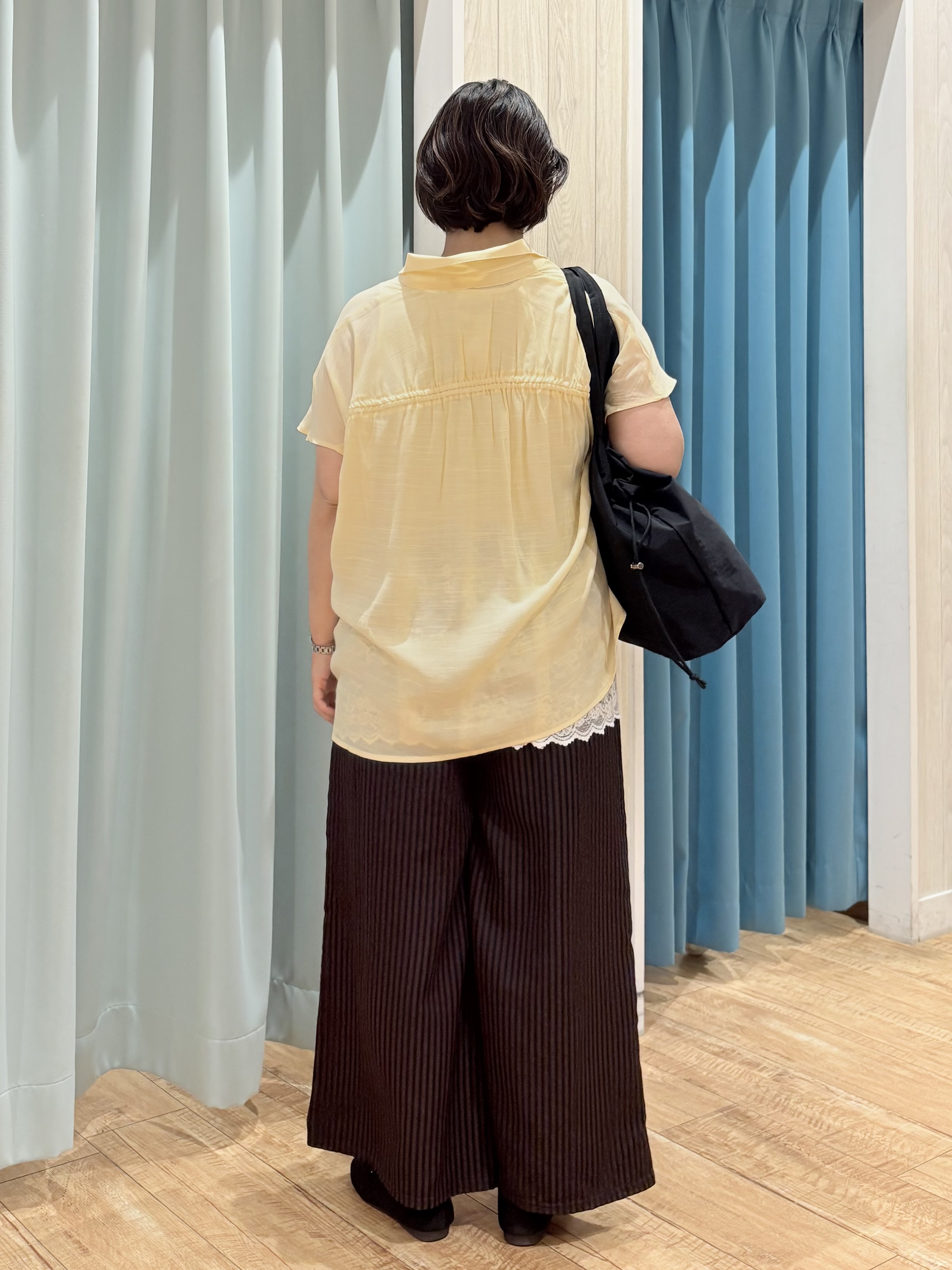 砂糖さんの「SHOO･LA･RUE｜【ひんやり/UV】ほんのりシアーで上品な バックギャザーブラウス」を使ったコーディネート