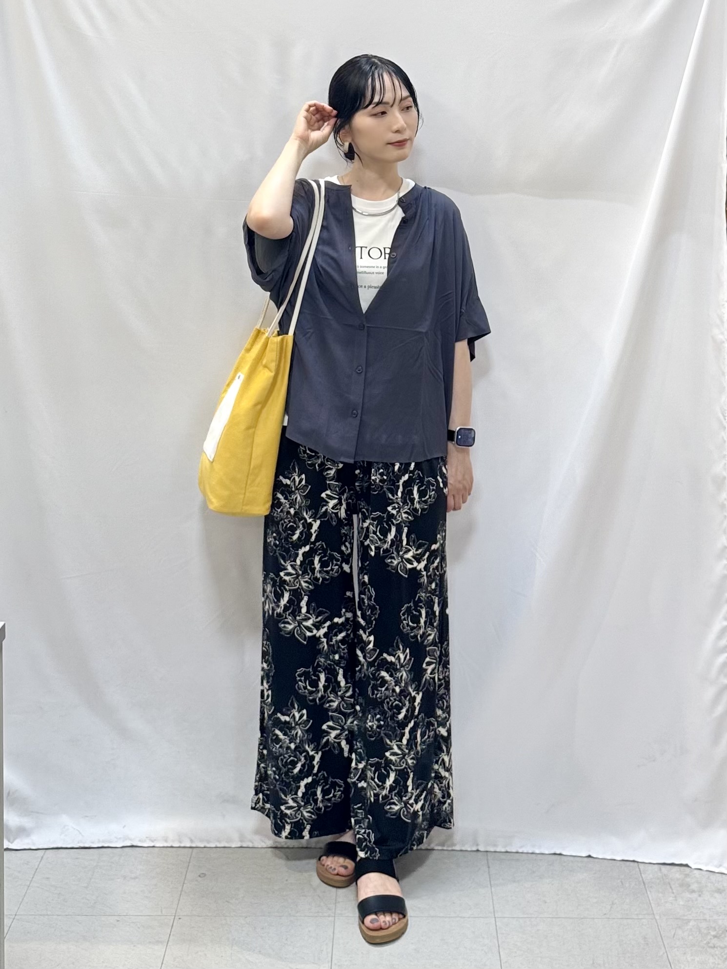 𝐇𝐢𝐫𝐨𝐦𝐢さんの「SHOO･LA･RUE｜【ひんやり/洗濯機可/体型カバー】二の腕隠れる ゆるっと襟ギャザーレーヨンブラウス」を使ったコーディネート