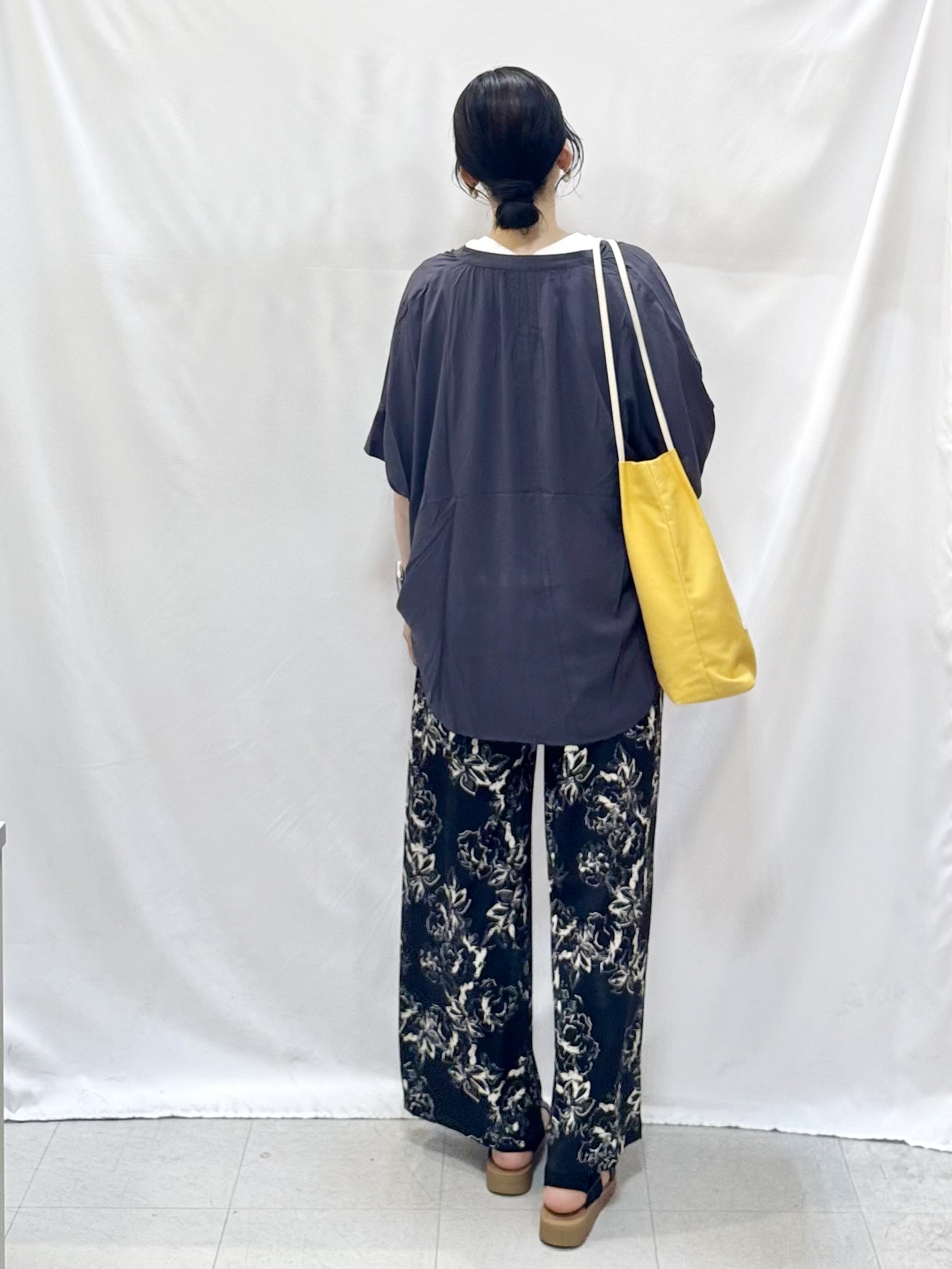 𝐇𝐢𝐫𝐨𝐦𝐢さんの「SHOO･LA･RUE｜【ひんやり/洗濯機可/体型カバー】二の腕隠れる ゆるっと襟ギャザーレーヨンブラウス」を使ったコーディネート