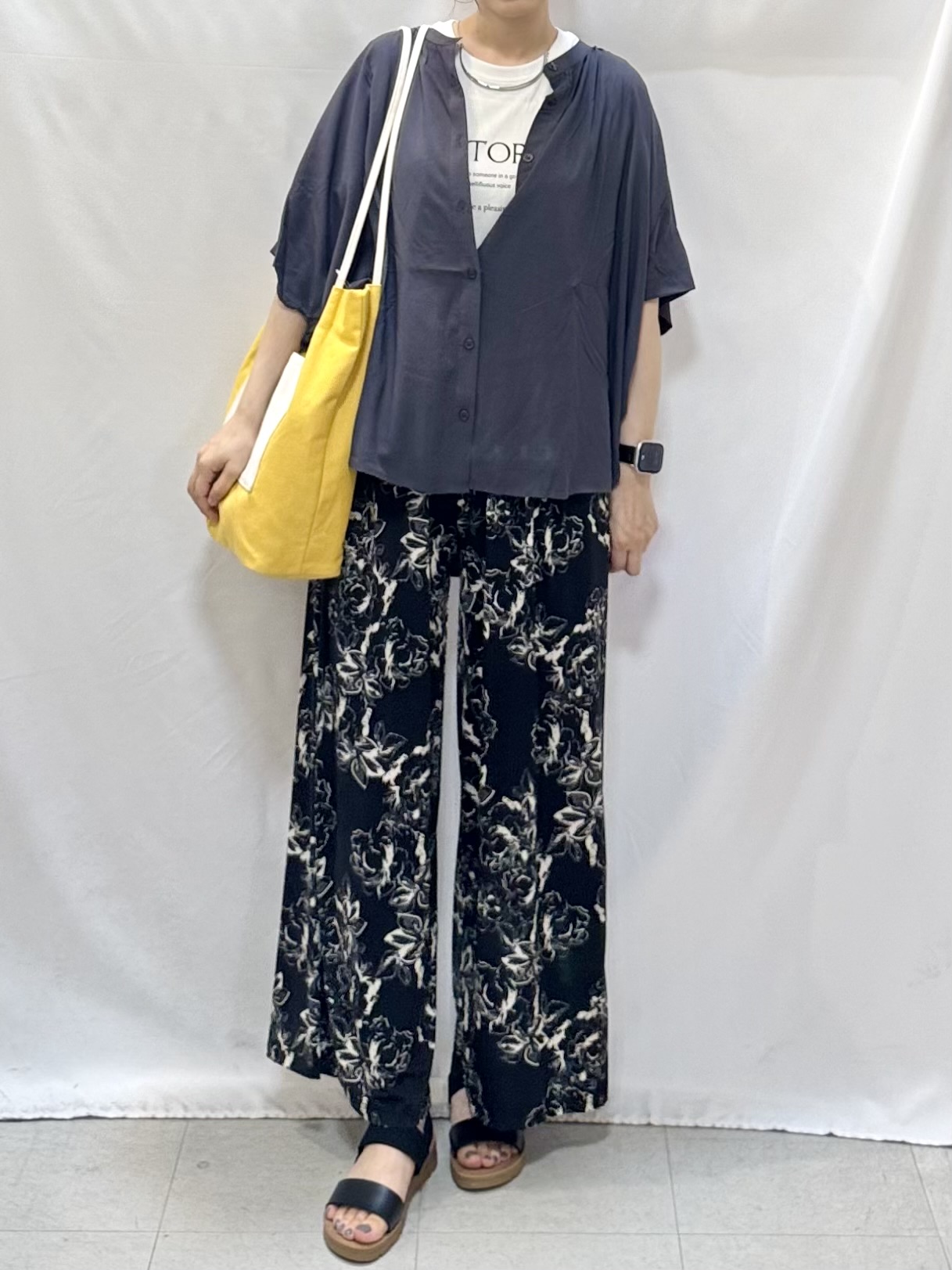 𝐇𝐢𝐫𝐨𝐦𝐢さんの「SHOO･LA･RUE｜【ひんやり/洗濯機可/体型カバー】二の腕隠れる ゆるっと襟ギャザーレーヨンブラウス」を使ったコーディネート