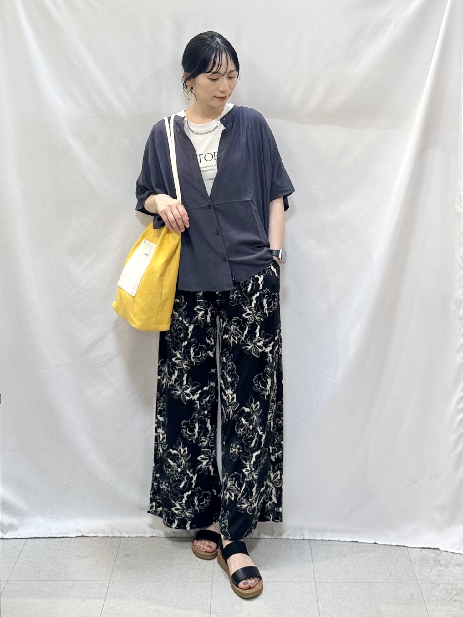 𝐇𝐢𝐫𝐨𝐦𝐢さんの「SHOO･LA･RUE｜【ひんやり/洗濯機可/体型カバー】二の腕隠れる ゆるっと襟ギャザーレーヨンブラウス」を使ったコーディネート