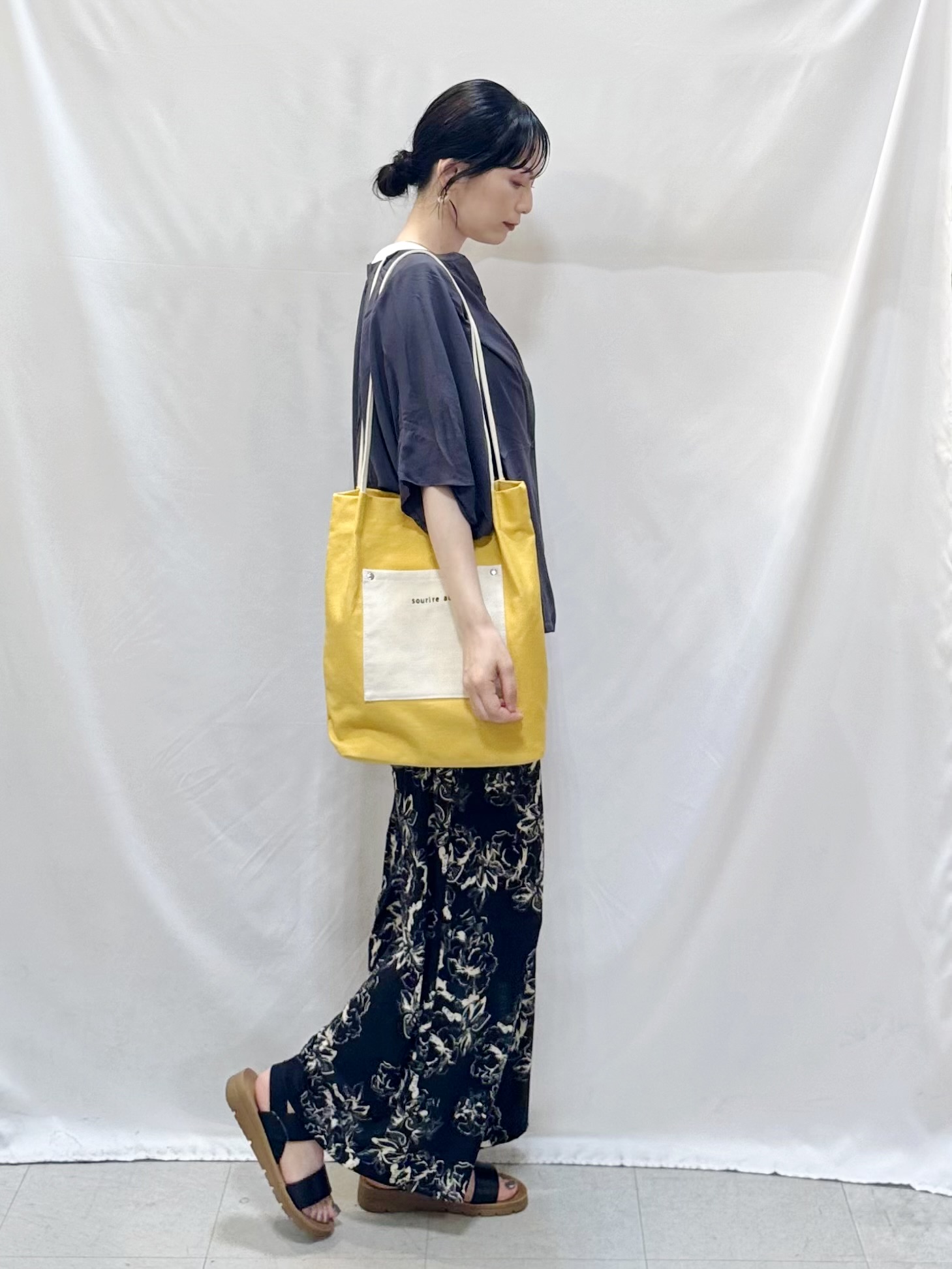 𝐇𝐢𝐫𝐨𝐦𝐢さんの「SHOO･LA･RUE｜【ひんやり/洗濯機可/体型カバー】二の腕隠れる ゆるっと襟ギャザーレーヨンブラウス」を使ったコーディネート