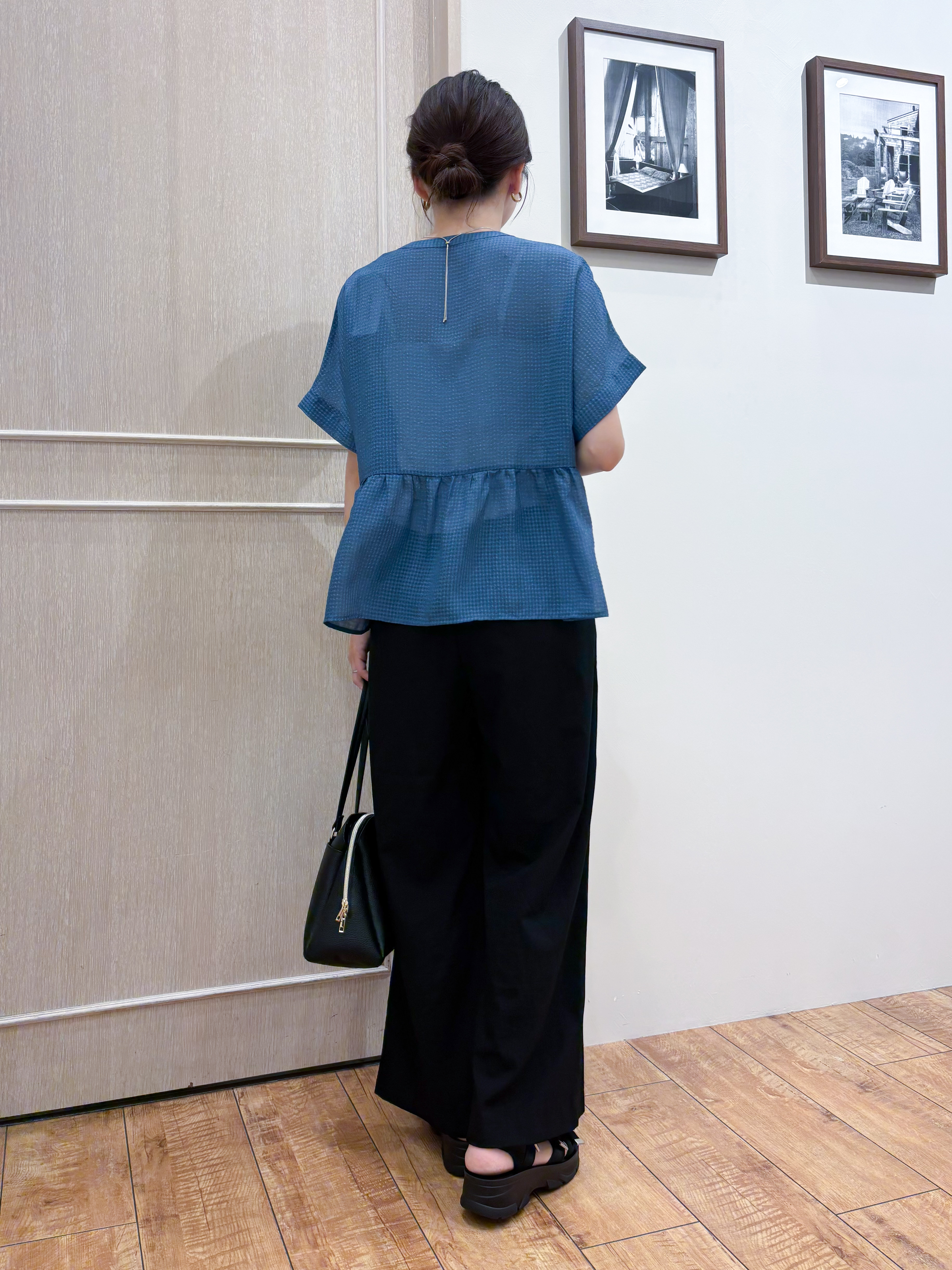 なみさんの「SHOO･LA･RUE｜【体型カバー/洗濯機可】二の腕とお腹周りが隠せる シアーペプラムブラウス」を使ったコーディネート