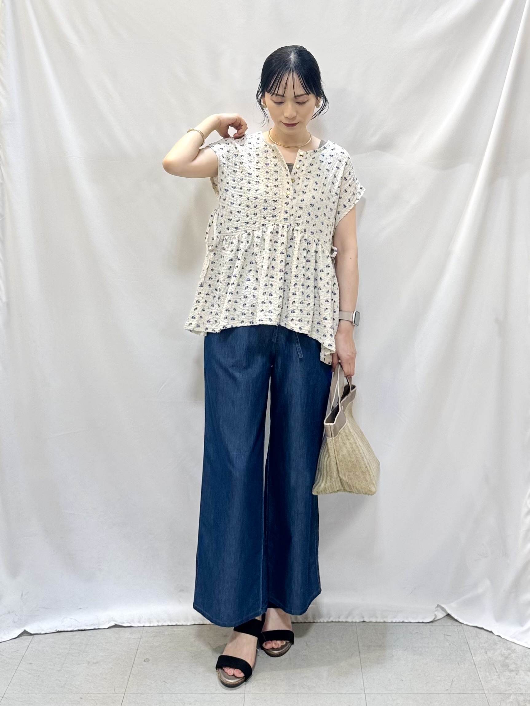 𝐇𝐢𝐫𝐨𝐦𝐢さんの「SHOO･LA･RUE｜ポコポコ素材 ペプラムプルオーバーアソート」を使ったコーディネート
