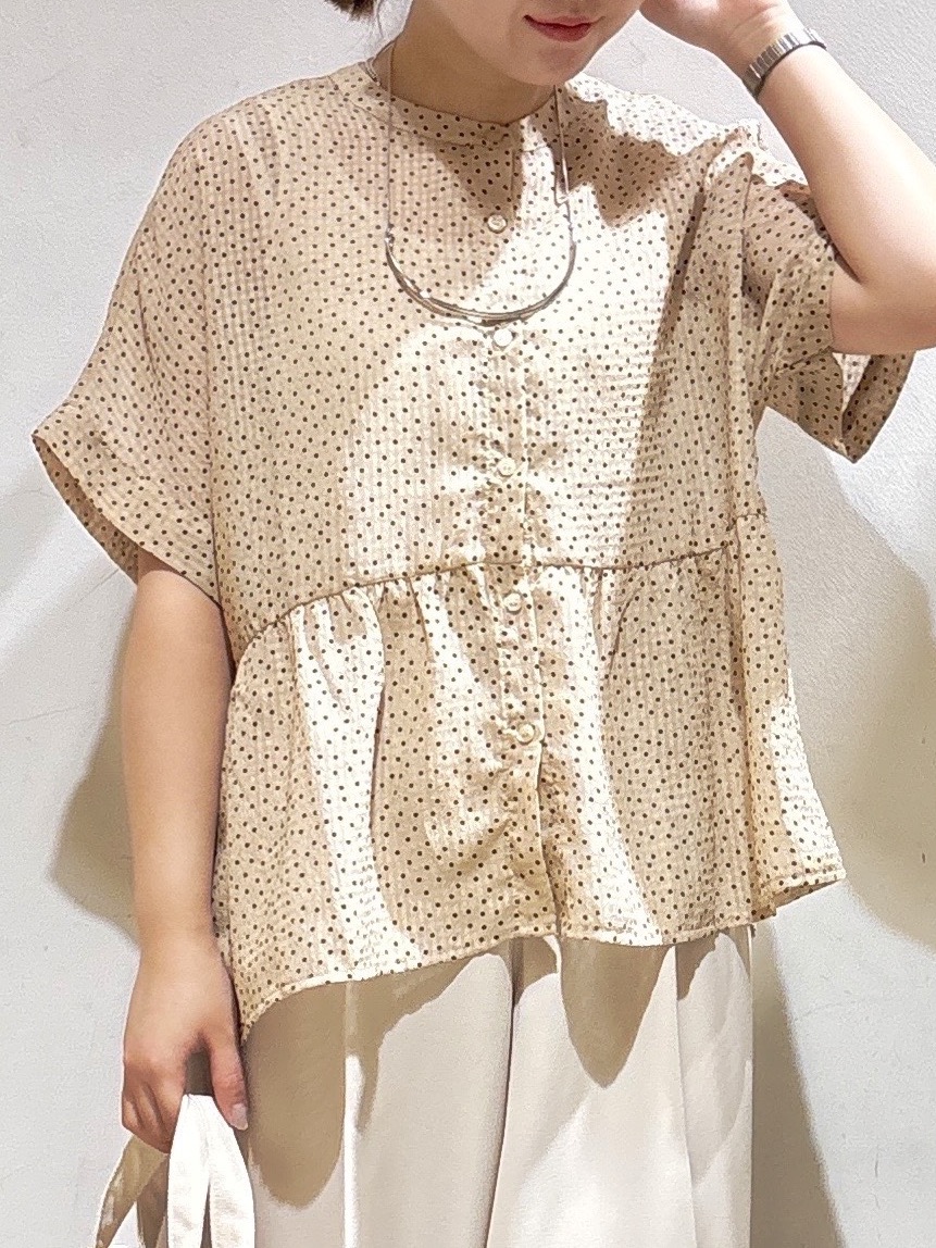 るねさんの「SHOO･LA･RUE｜【体型カバー/洗濯機可】二の腕とお腹周りが隠せる シアーペプラムブラウス」を使ったコーディネート