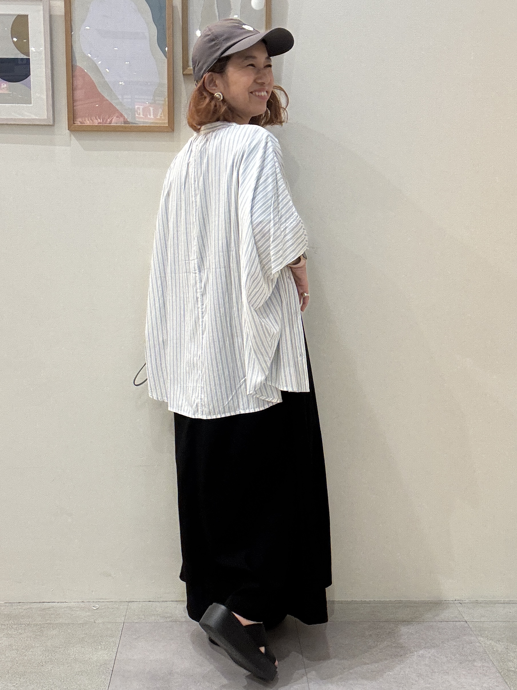 たけぴさんの「SHOO･LA･RUE｜【ひんやり/洗濯機可/体型カバー】二の腕隠れる ゆるっと襟ギャザーレーヨンブラウス」を使ったコーディネート