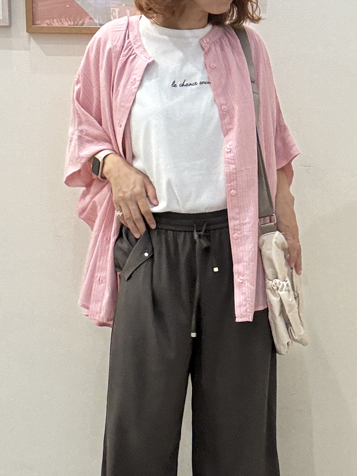 たけぴさんの「SHOO･LA･RUE｜【ひんやり/洗濯機可/体型カバー】二の腕隠れる ゆるっと襟ギャザーレーヨンブラウス」を使ったコーディネート