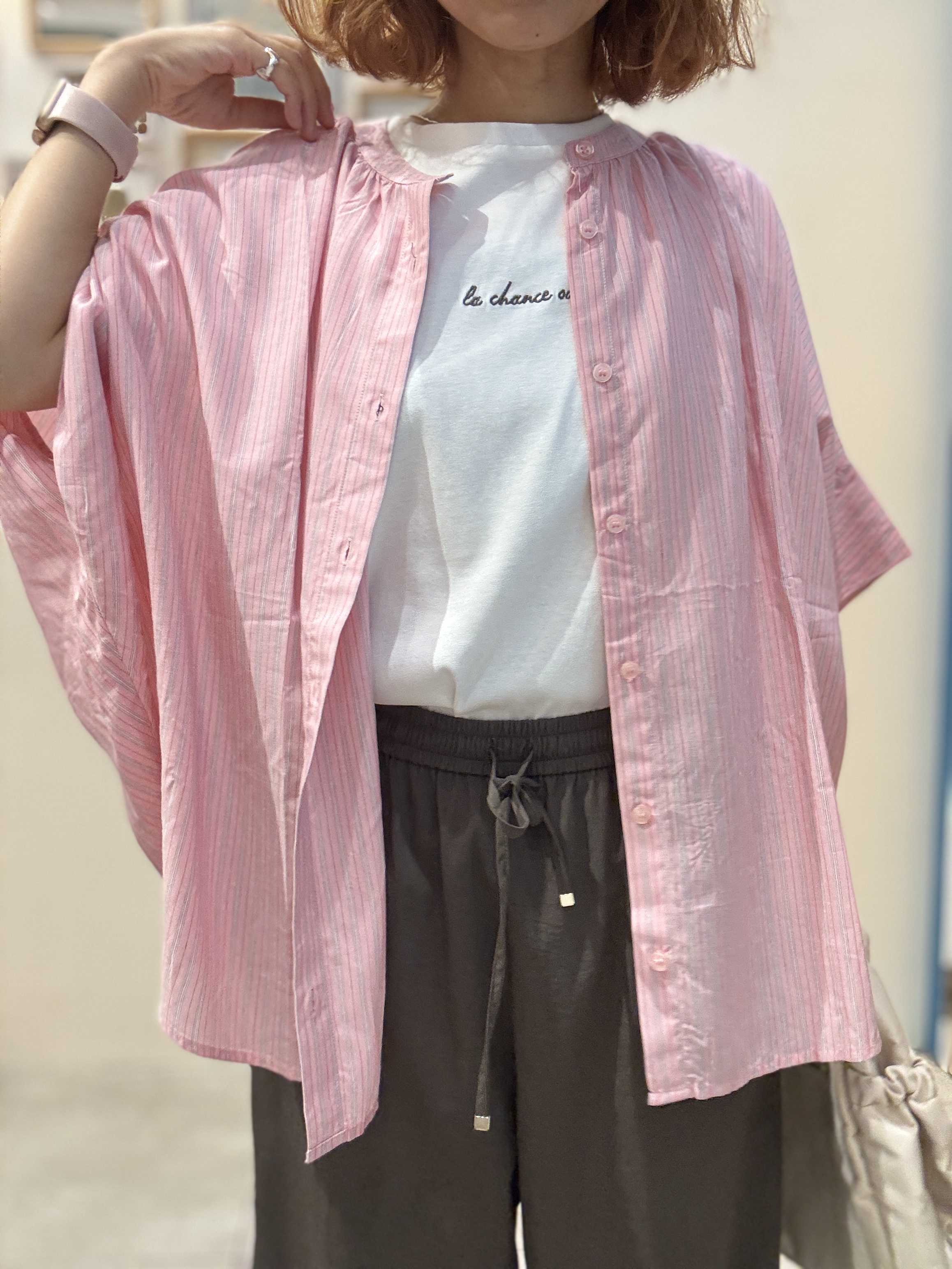 たけぴさんの「SHOO･LA･RUE｜【ひんやり/洗濯機可/体型カバー】二の腕隠れる ゆるっと襟ギャザーレーヨンブラウス」を使ったコーディネート