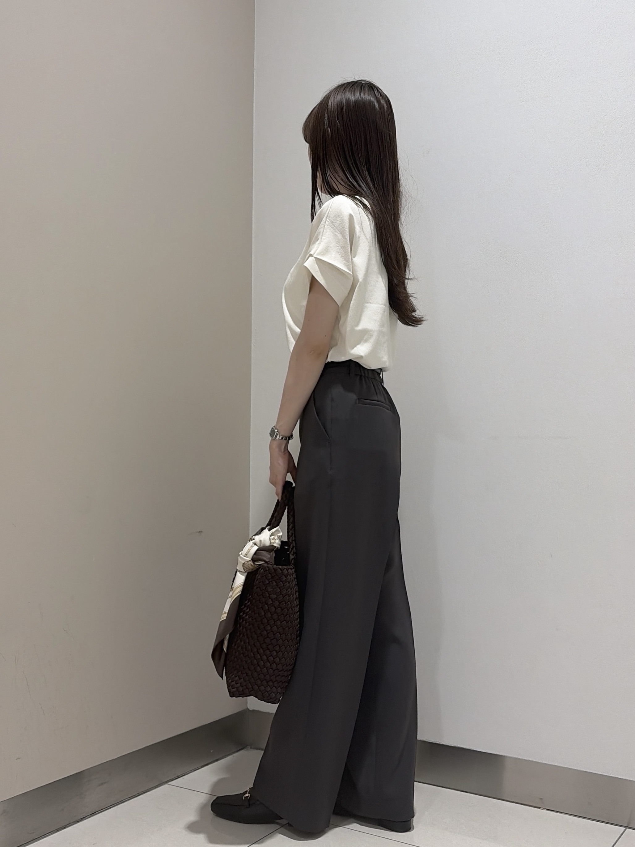 岡田美詩さんの「UNTITLED｜【きれいに体型カバー/前後2WAY】ドライタッチコットンプルオーバー」を使ったコーディネート