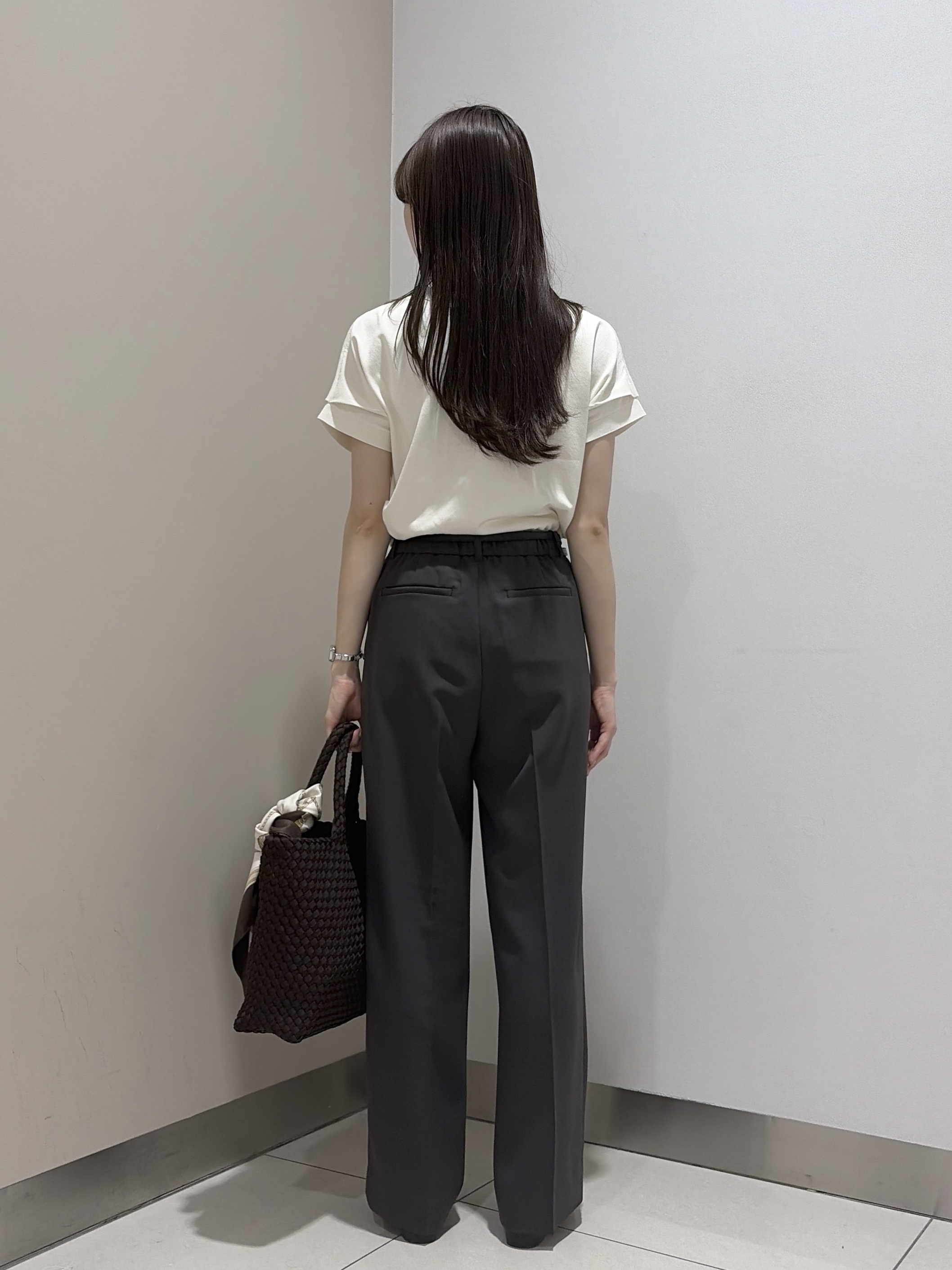 岡田美詩さんの「UNTITLED｜【きれいに体型カバー/前後2WAY】ドライタッチコットンプルオーバー」を使ったコーディネート