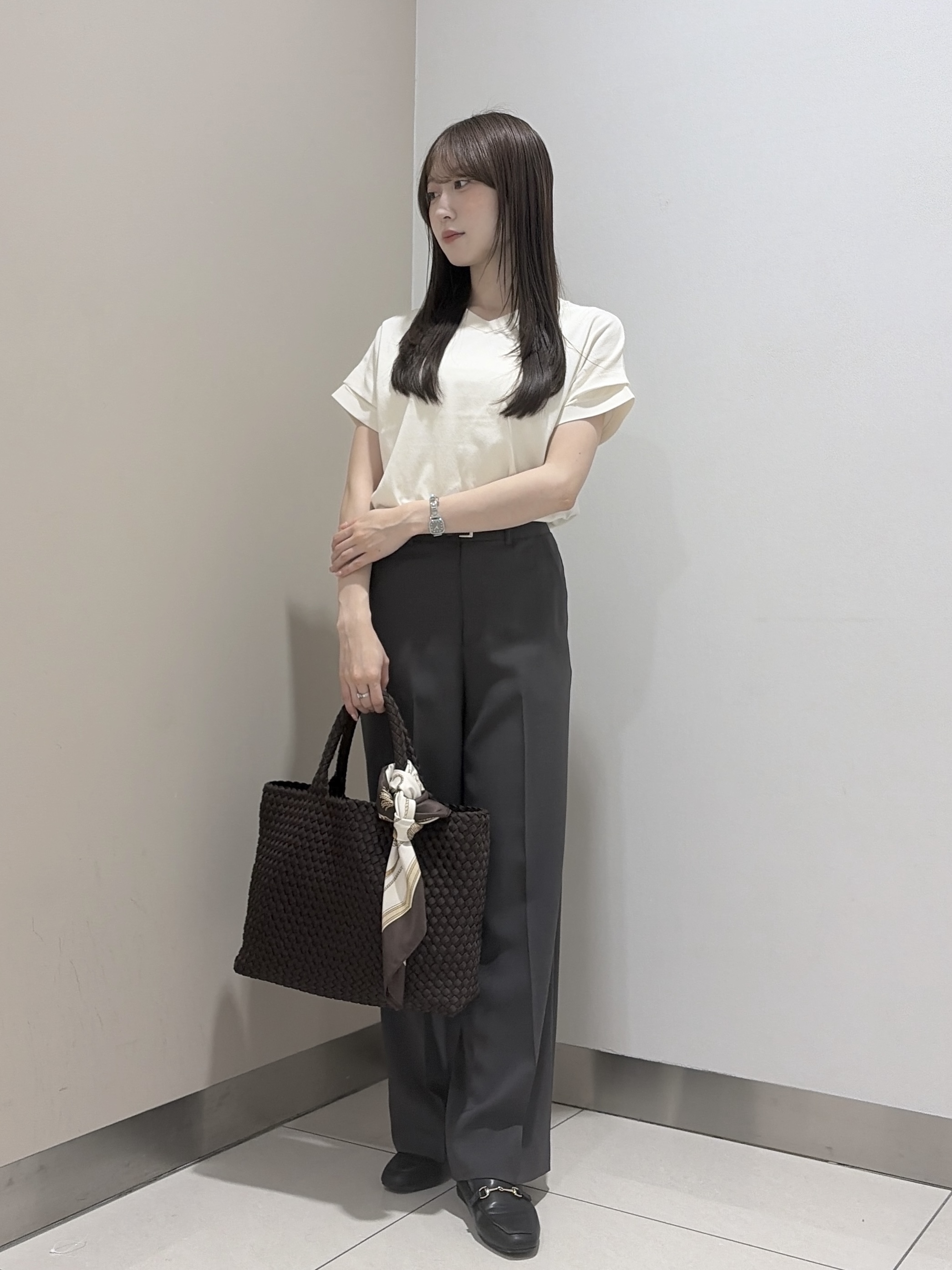 岡田美詩さんの「UNTITLED｜【きれいに体型カバー/前後2WAY】ドライタッチコットンプルオーバー」を使ったコーディネート