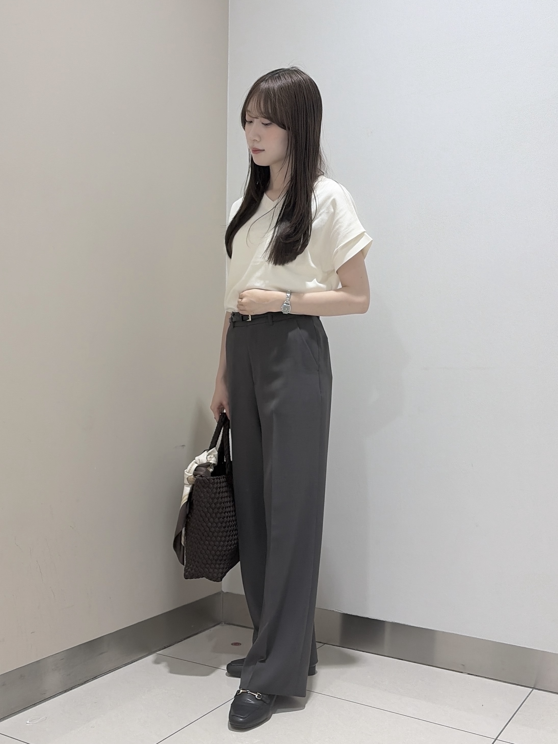 岡田美詩さんの「UNTITLED｜【きれいに体型カバー/前後2WAY】ドライタッチコットンプルオーバー」を使ったコーディネート
