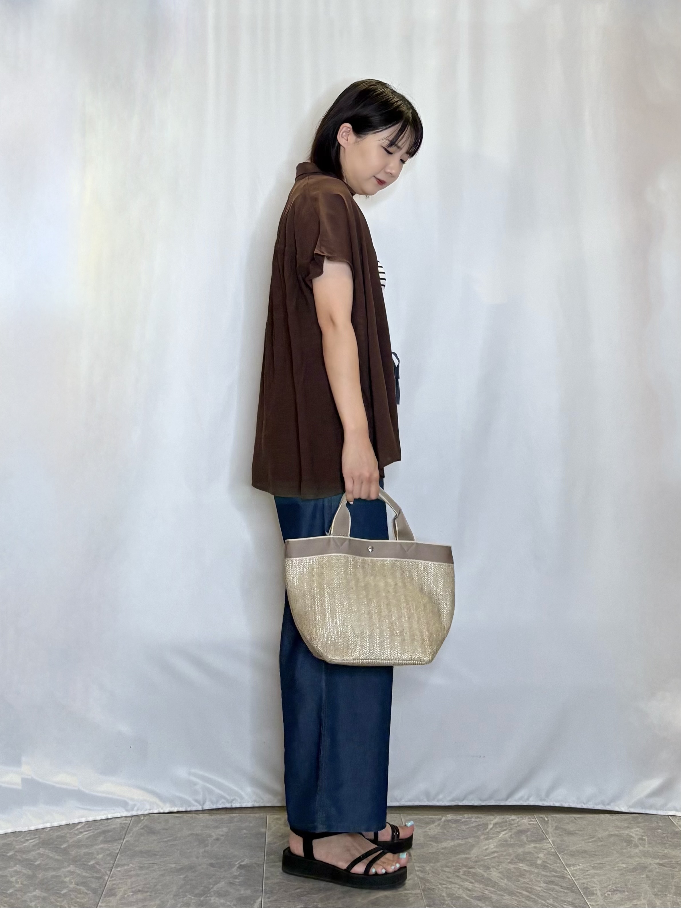 ネリさんの「SHOO･LA･RUE｜【ひんやり/UV】ほんのりシアーで上品な バックギャザーブラウス」を使ったコーディネート