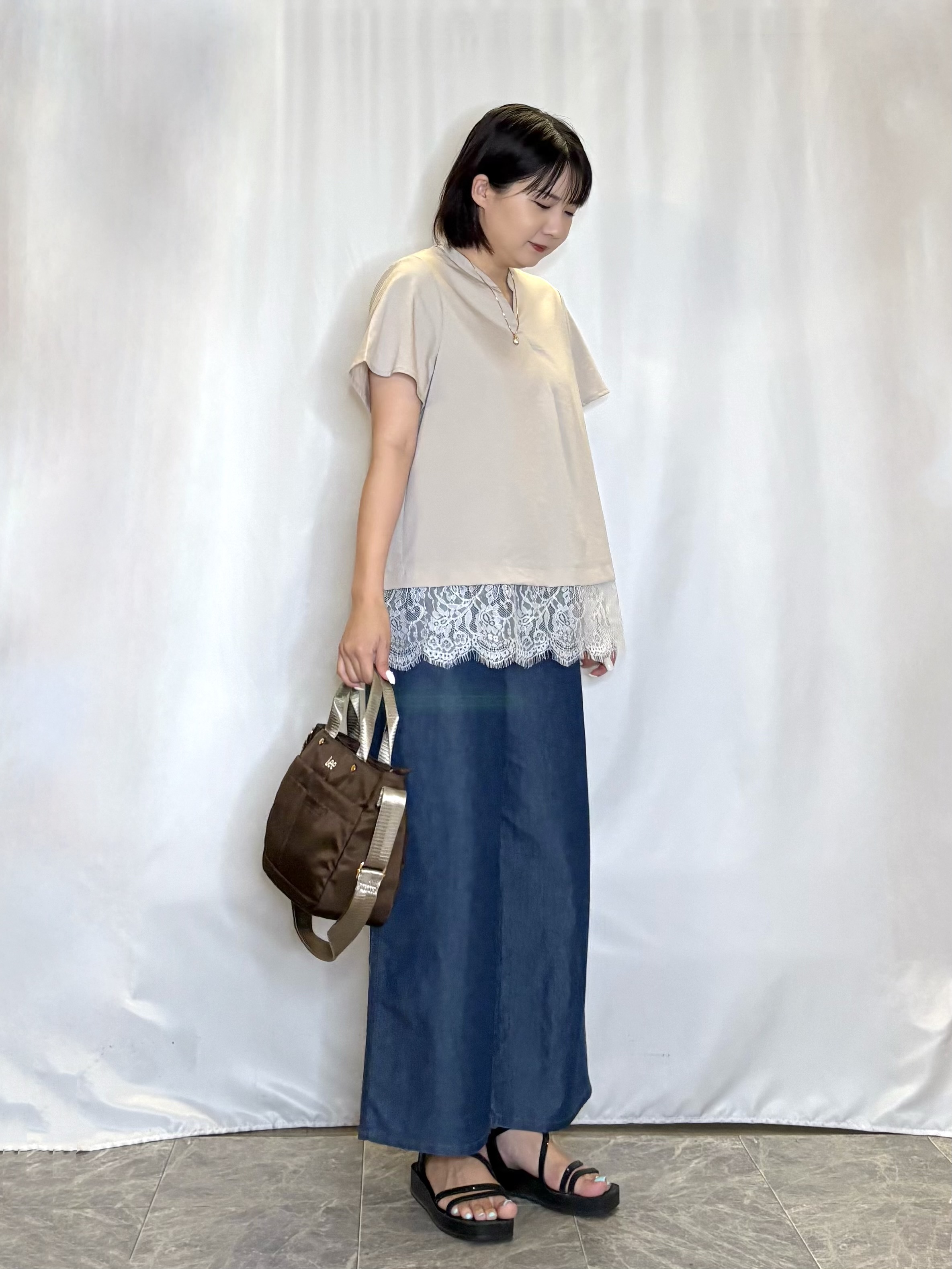 ネリさんの「SHOO･LA･RUE｜【ひんやり/洗濯機可】軽凛(かろりん) スキッパー裾レースブラウス」を使ったコーディネート