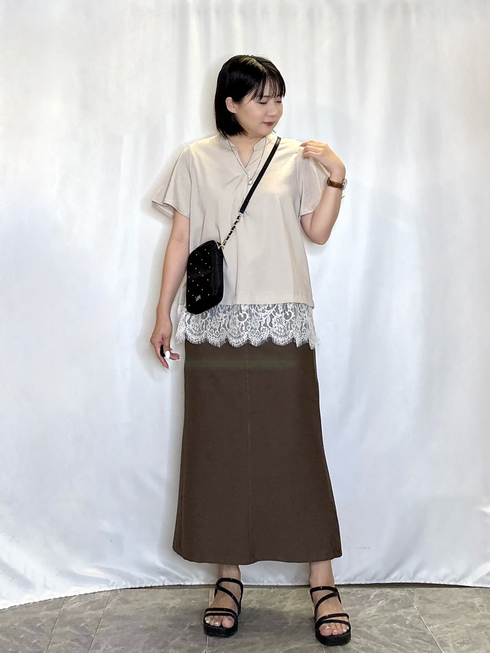 ネリさんの「SHOO･LA･RUE｜【ひんやり/洗濯機可】軽凛(かろりん) スキッパー裾レースブラウス」を使ったコーディネート
