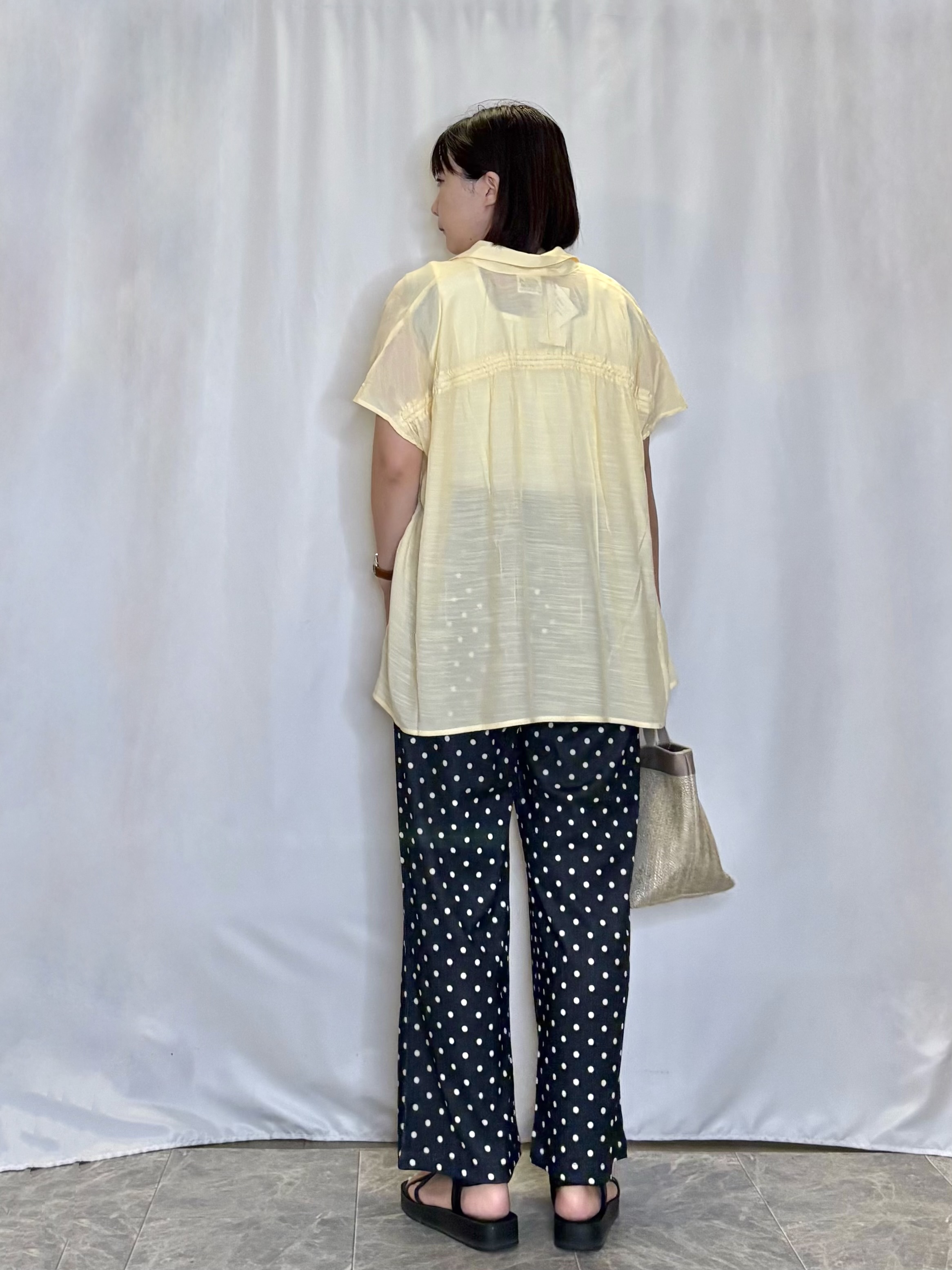ネリさんの「SHOO･LA･RUE｜【ひんやり/UV】ほんのりシアーで上品な バックギャザーブラウス」を使ったコーディネート