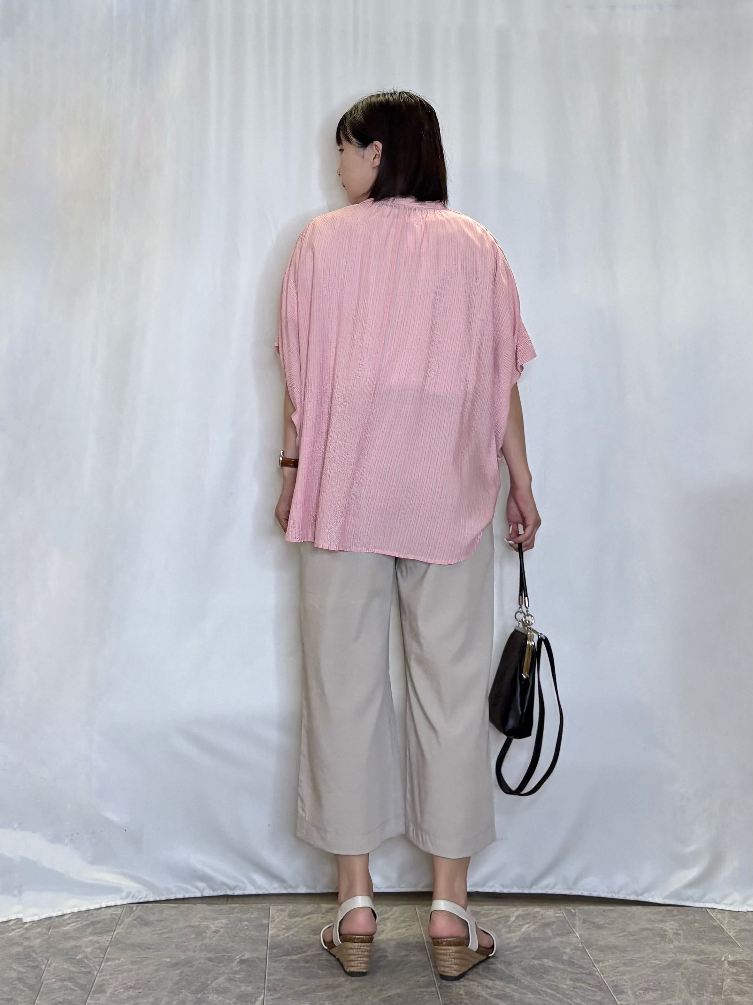 ネリさんの「SHOO･LA･RUE｜【ひんやり/洗濯機可/体型カバー】二の腕隠れる ゆるっと襟ギャザーレーヨンシャツ」を使ったコーディネート