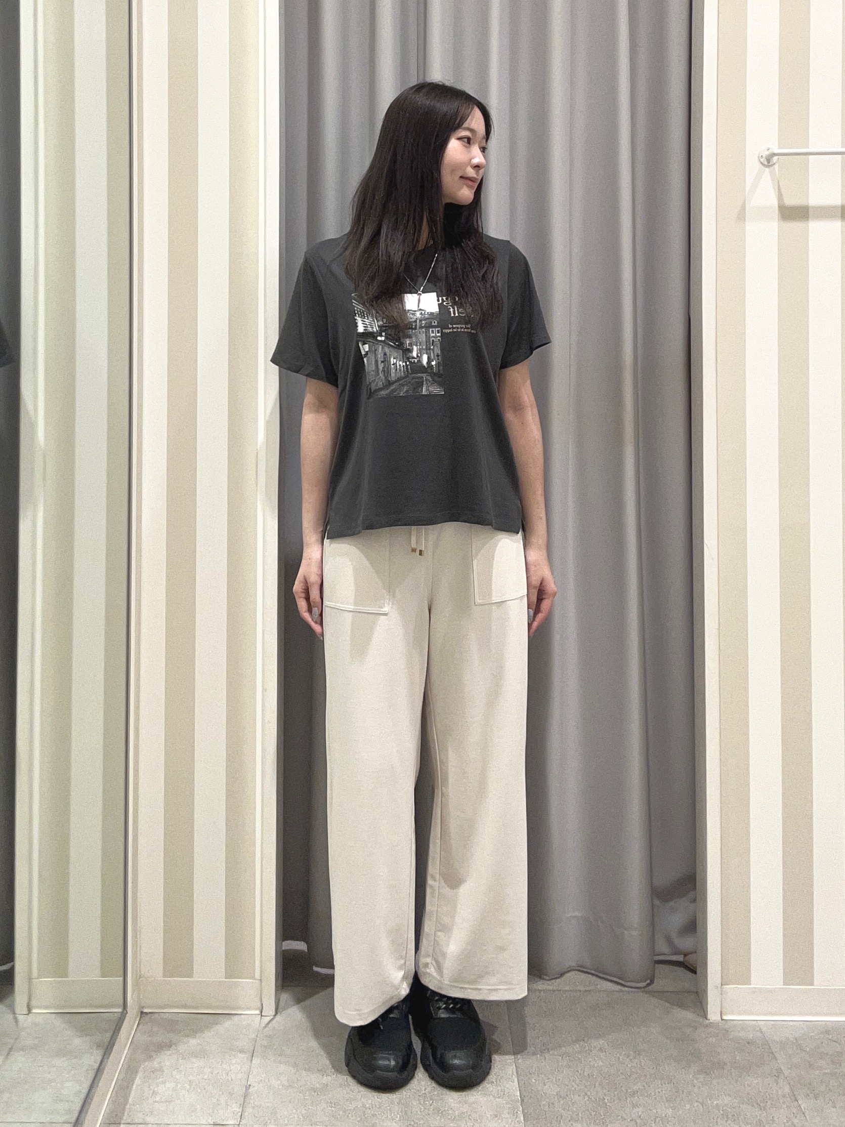 美空さんの「SHOO･LA･RUE｜【綿100%/ひんやり/S-LL/洗濯機可】選べる5柄 大人のベーシックカラープリントTシャツ」を使ったコーディネート