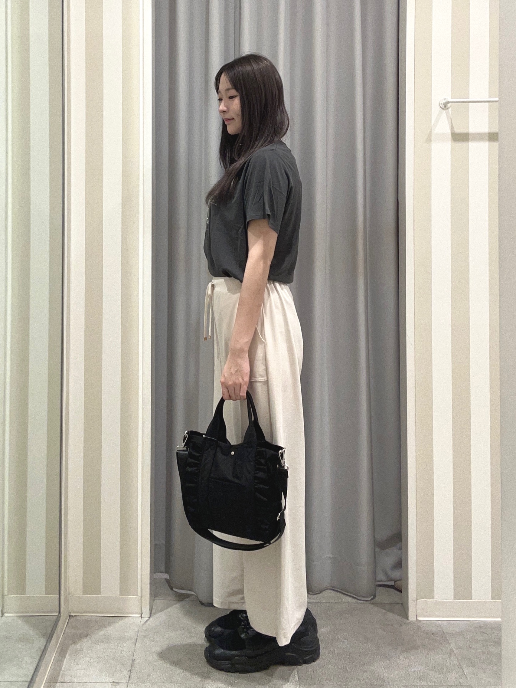 美空さんの「SHOO･LA･RUE｜【綿100%/ひんやり/S-LL/洗濯機可】選べる5柄 大人のベーシックカラープリントTシャツ」を使ったコーディネート