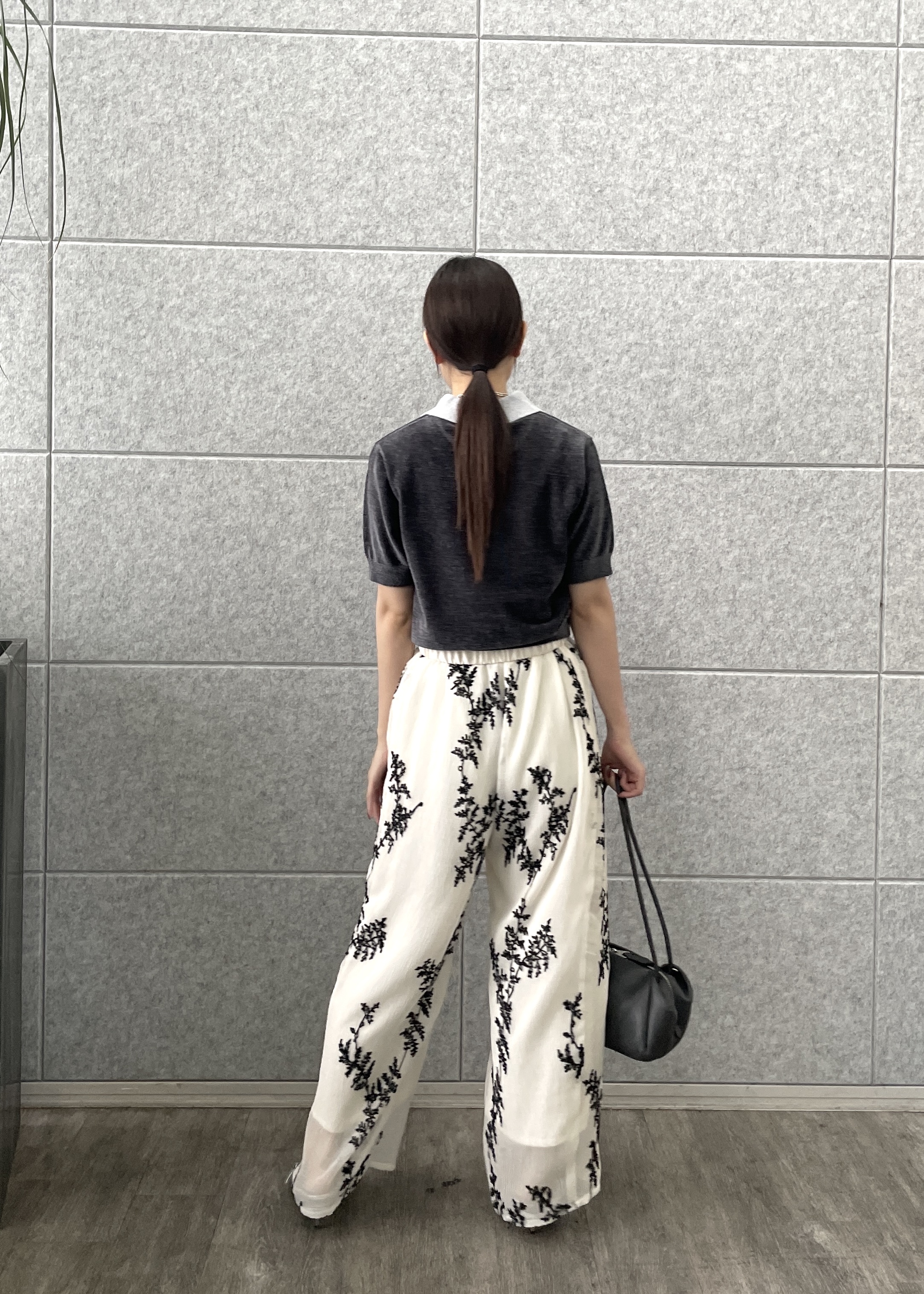 Renoさんの「INDIVI｜ボタニカル刺繍イージーパンツ【セットアップ可能】」を使ったコーディネート