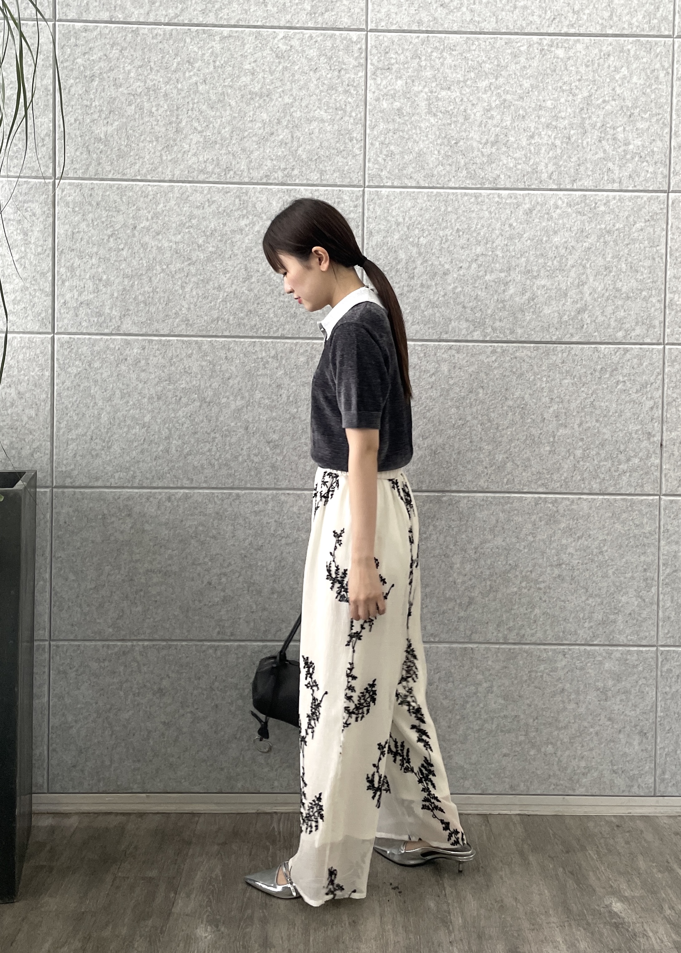 Renoさんの「INDIVI｜ボタニカル刺繍イージーパンツ【セットアップ可能】」を使ったコーディネート
