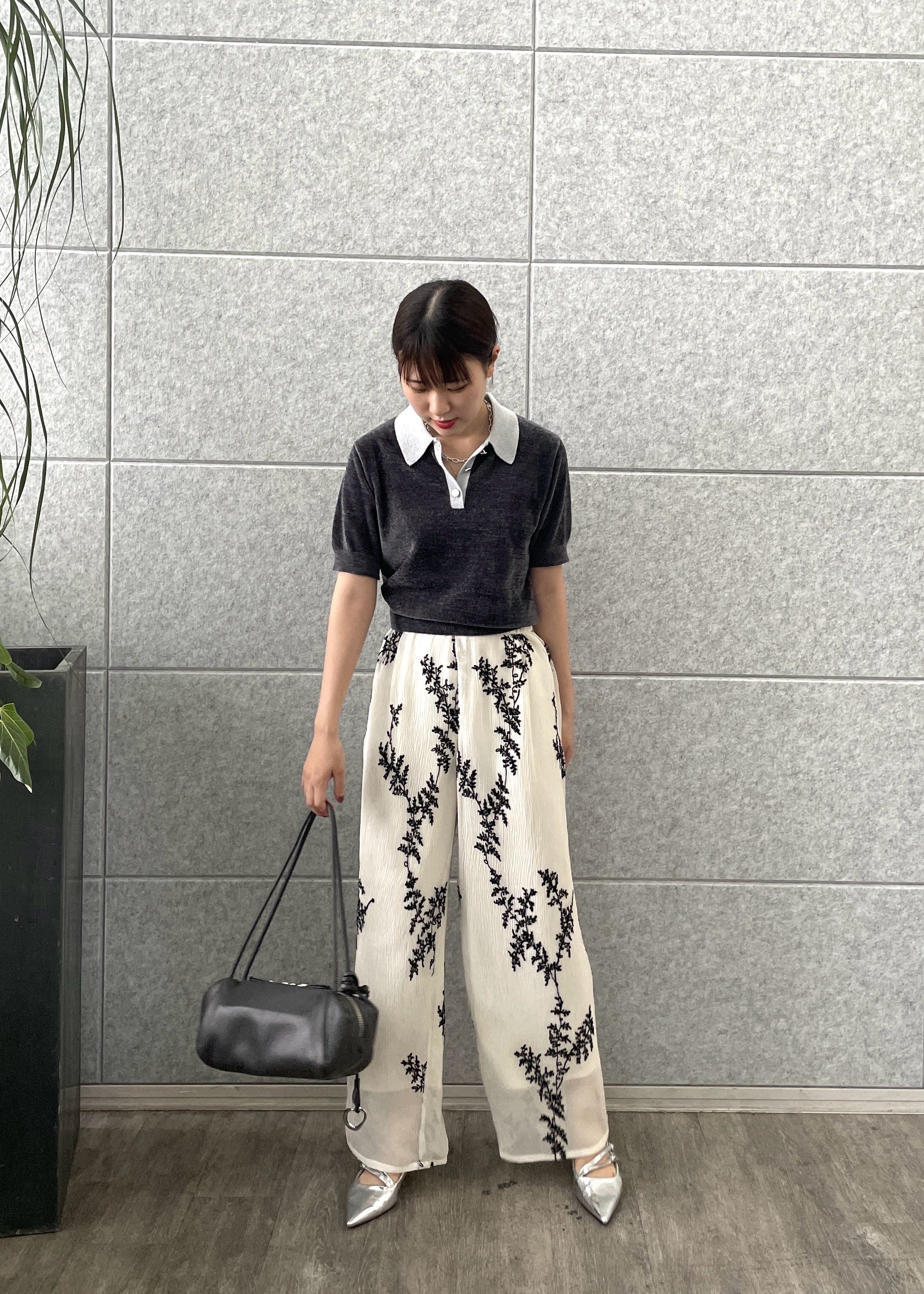 Renoさんの「INDIVI｜ボタニカル刺繍イージーパンツ【セットアップ可能】」を使ったコーディネート
