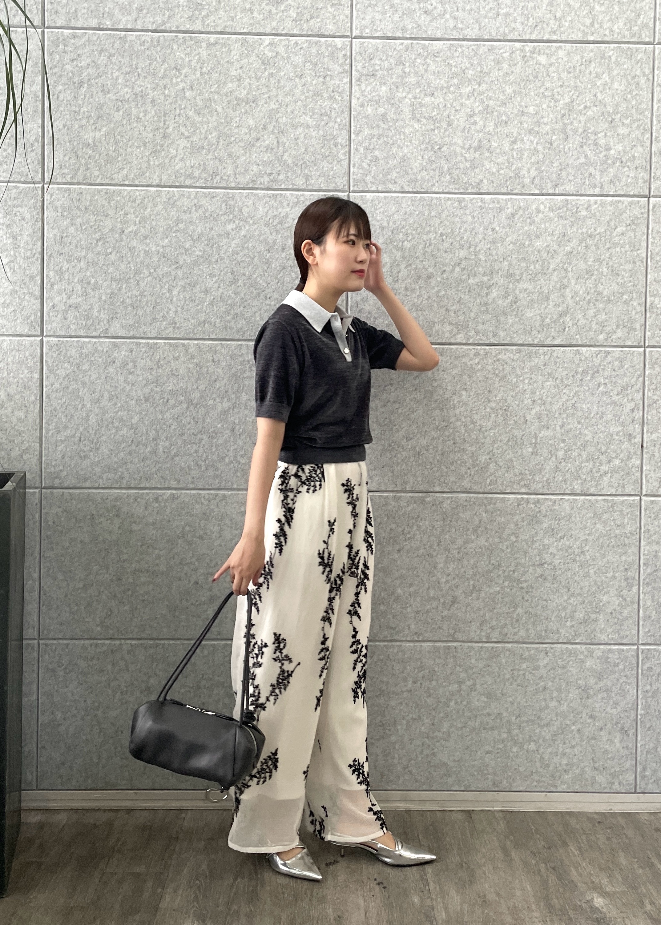 Renoさんの「INDIVI｜ボタニカル刺繍イージーパンツ【セットアップ可能】」を使ったコーディネート