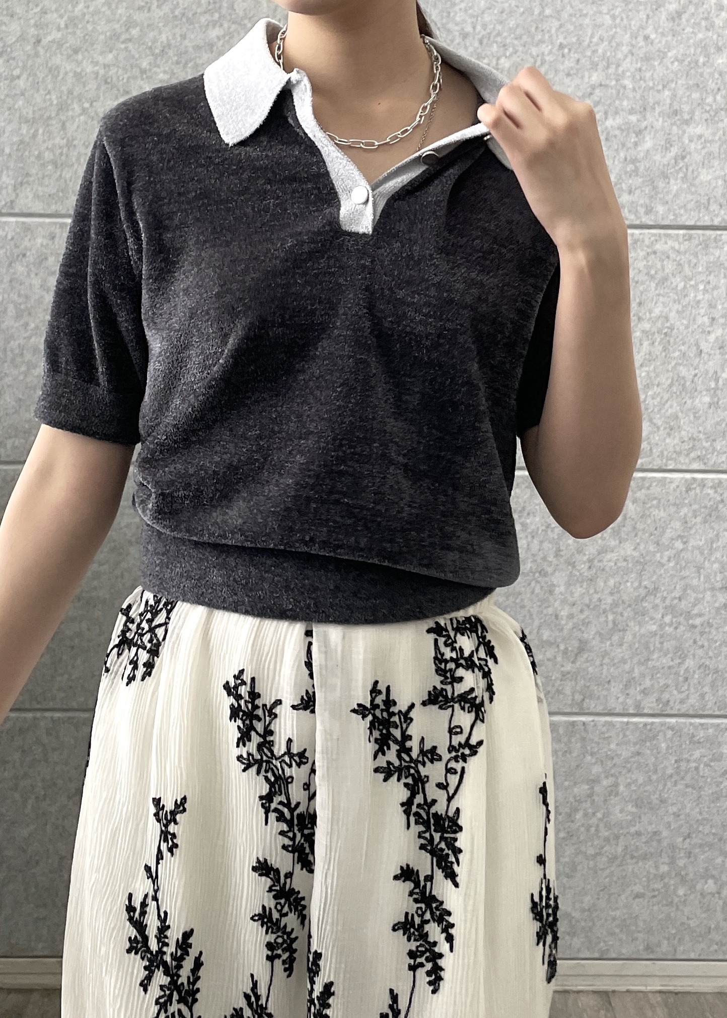Renoさんの「INDIVI｜ボタニカル刺繍イージーパンツ【セットアップ可能】」を使ったコーディネート