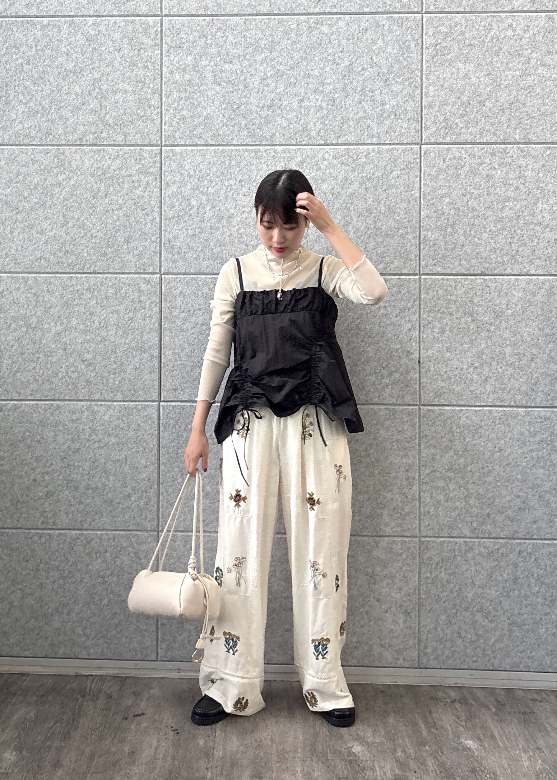Renoさんの「INDIVI｜アート刺繍イージーパンツ【セットアップ可能】」を使ったコーディネート